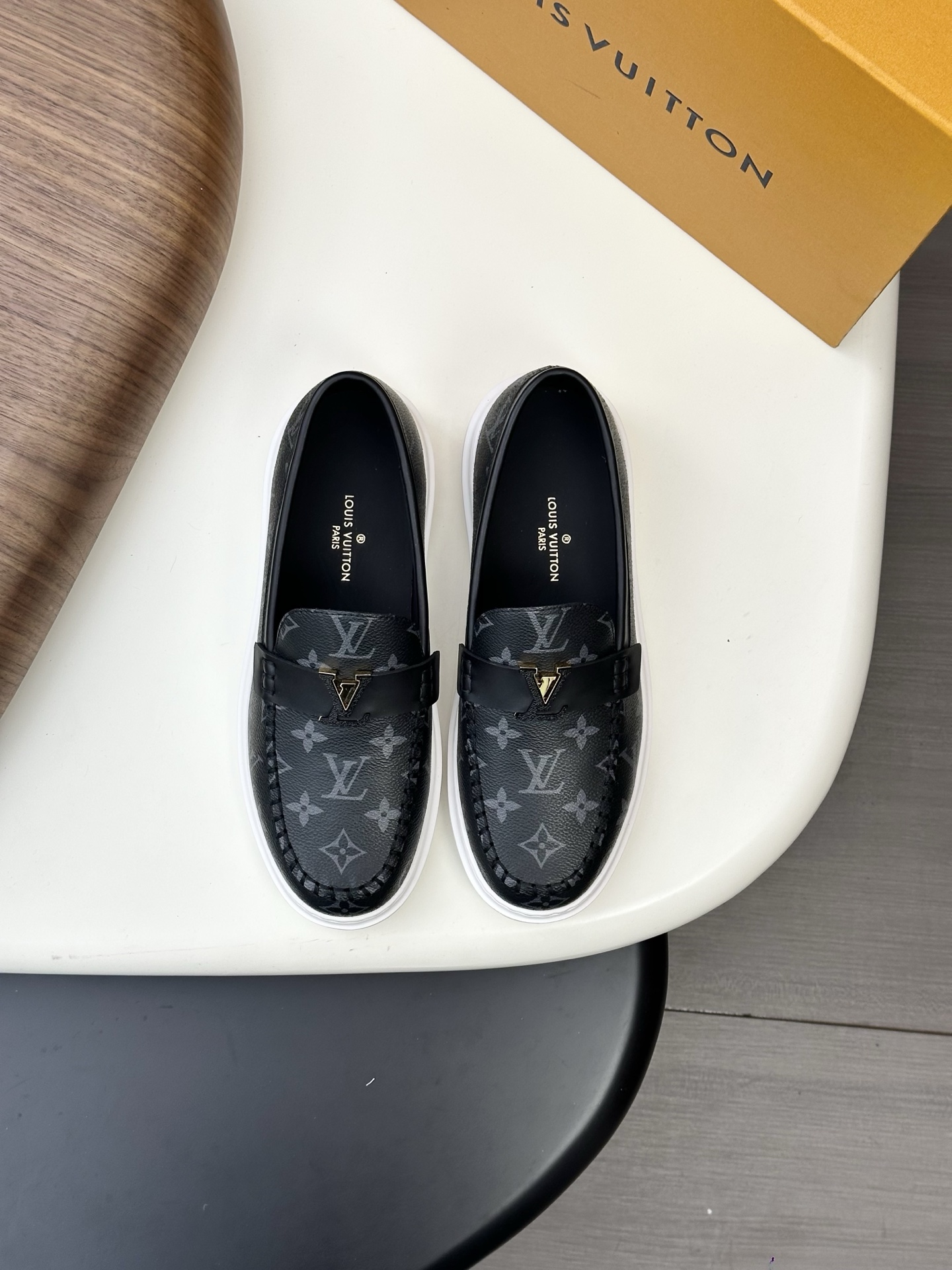 NO:621362,[Louis Vuitton] Louis Vuitton - high-end quality original single slip-on sports shoes - imported nappa calfskin upper, silver eco-friendly leather, brand logo totem sewn on the shoe body, tongue and heel; brand logo - brand canvas lining - outsole ultra-light TPU. foam; molded outsole - ultra-high quality control, fine workmanship highlighted (high-end, luxury, grade) -Size  38-44 (45, can be customized),,louis vuitton,louis vuitton,sneakers,cowhide19860909【Louis Vuitton】路易威登 -高端品质 原单·休闲一脚蹬运动鞋 -鞋面进口纳帕小牛皮、银色环保皮、鞋身车缝品牌logo图腾、鞋舌.后跟；品牌Logo -内里品牌帆布 -大底超轻TPU.发泡; 成型大底 -超高品控·做工精细凸显(高端·贵气·档次) -Size 38-44（45,可订做),,louis vuitton,louis vuitton,sneakers,cowhide,Men's shoes