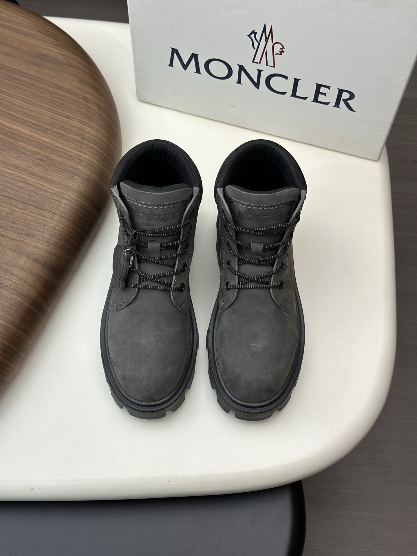 NO:621365,Moncler men's high-top Martin boots reinterpret the brand's mountaineering tradition and inject urban aesthetic style into classic hiking boots. They are made of soft cowhide, strong and durable. Upper: imported cow suede, cowhide, cowhide lining. Size: 39-44 (customized at 38.45), boots, cowhide19860909Moncler男士高帮马丁靴鞋 重新演绎品牌的登山传统,为经典徒步靴注入城市美学风格,采用柔软牛皮制成,结实耐穿 鞋面:进口牛反绒,牛皮,牛皮内里 Size:39-44(38.45定做),,boots,cowhide,Men's shoes