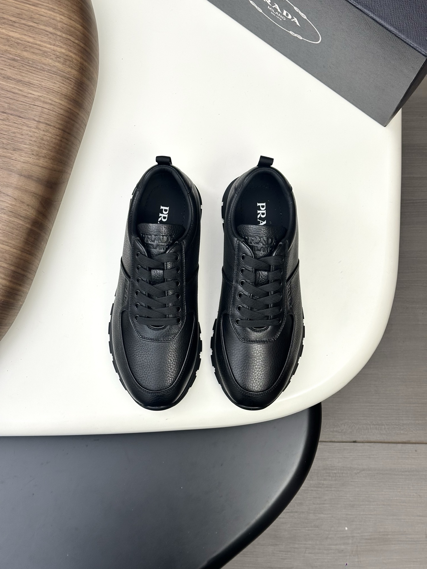 NO:621363,Prada top handicrafts, synchronized with Prada counters, original factory configuration of Italian imported cowhide patchwork fabric, imported cowhide lining, breathable and comfortable, original soles specially provided by the original factory, original factory and single goods, high quality, welcome to compare, code number 38-45 (customized 46),, prada, prada, cowhide19860909Prada 顶级工艺品,普拉达 专柜同步,原厂配置意大利进口牛皮拼布面料,进口牛皮内里垫,透气舒适,鞋底原厂特供原版底,原厂跟单货 高品质 欢迎对比,码数 38-45（订做 46）,,prada,prada,cowhide,Men's shoes