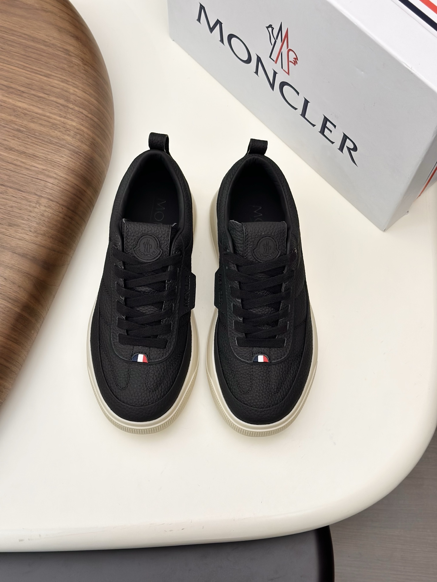 NO:664485,Moncler Mouth Men's Sports Shoes, imported cowhide and neoprene are made of various materials. The upper is designed with shoelaces and rubber inserts, with the Moncler logo on the heel. The outsole is made of TPU+rubber+high-elastic rubber foam. It has high elasticity and high wear resistance, improving comfort. Whether it is the upper or the color design, it is worth buying!  Size39-44 (38 45 customized),,Moncler,sneakers,cowhide19860909Moncler蒙口 男鞋运动鞋,进口牛皮面、氯丁橡胶 各种材质拼接打造,鞋面采用鞋带和橡胶嵌件设计,后跟Moncler标志,大底采用TPU+橡胶+高弹橡胶发泡组合成型,具有高弹性高耐磨性,提高舒适性,无论是鞋面还是颜色设计都值得入手！Size39-44（38 45定做）,,Moncler,sneakers,cowhide,Men's shoes