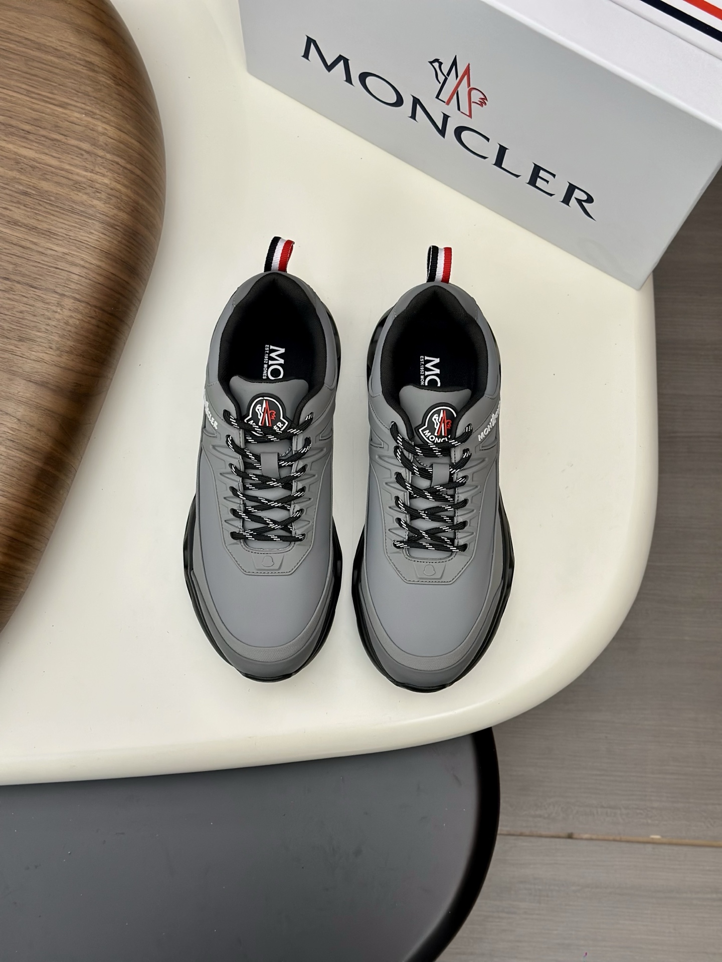 NO:690253,Moncler men's sports shoes with nubuck leather fabric, imported breathable mesh, neoprene, made of various materials, the upper is designed with laces and rubber inserts, and the Moncler logo on the heel. The outsole is made of TPU + rubber + high-elastic rubber foam combination, which has high elasticity and high wear resistance, improving comfort. Whether it is the upper or the color design, it is worth buying!  Size39-44 (38 45 customized),,Moncler,sneakers19860909磨砂皮配布 Moncler蒙口 男鞋运动鞋,进口透气网面、氯丁橡胶 各种材质拼接打造,鞋面采用鞋带和橡胶嵌件设计,后跟Moncler标志,大底采用TPU+橡胶+高弹橡胶发泡组合成型,具有高弹性高耐磨性,提高舒适性,无论是鞋面还是颜色设计都值得入手！Size39-44（38 45定做）,,Moncler,sneakers,Men's shoes