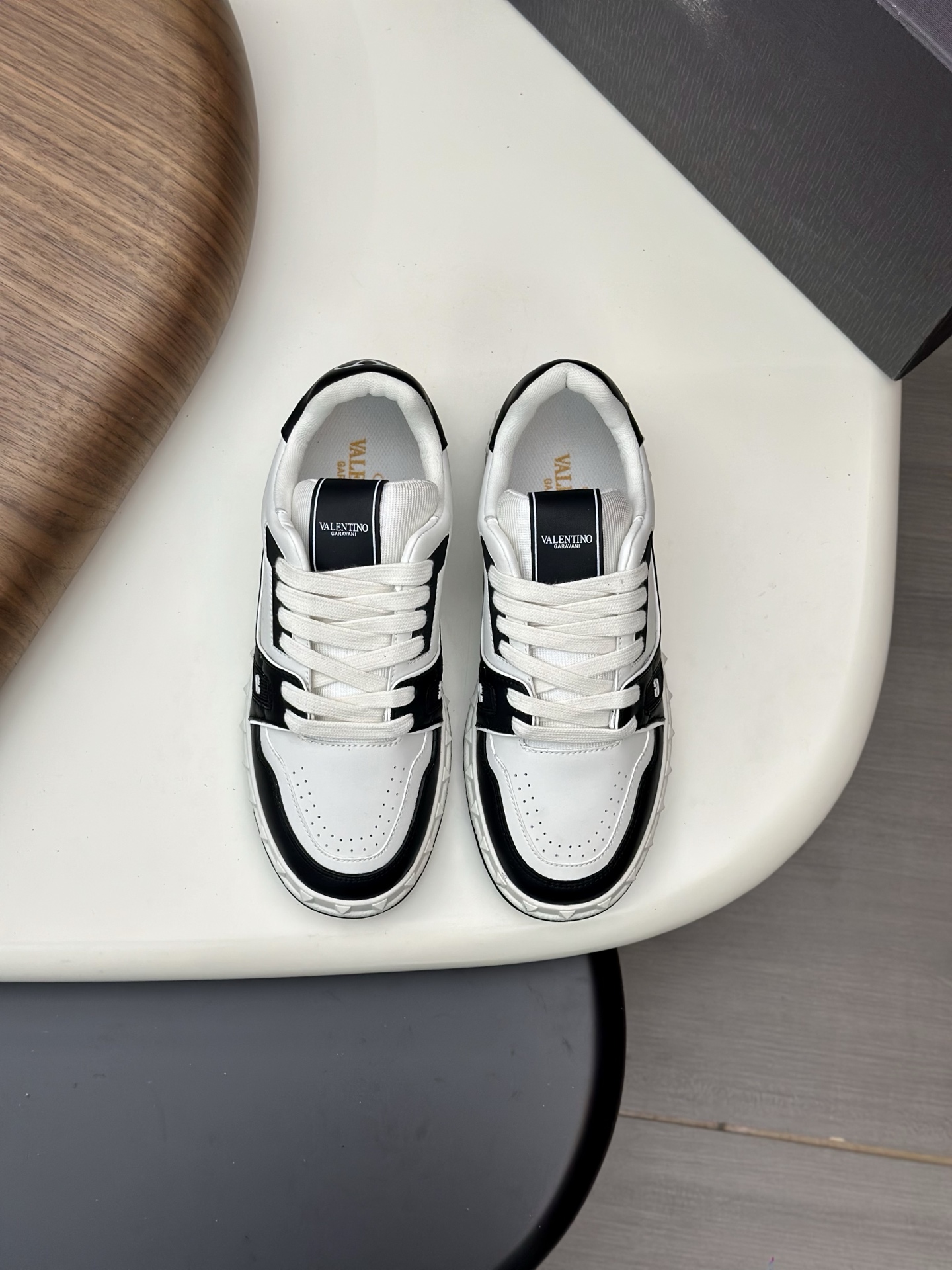 NO:690259,VALENTINO High-quality top crafts Valentino, sports sneakers counter synchronization, uppers imported from Italy, high-quality splicing colorful complex crafts, imported cowhide lining is soft and comfortable, original soles are specially provided by the original factory, TPU exclusive movable molded soles are super comfortable, original factory and single goods, welcome to compare, code number 39-44 (customized 38 45), valentino, valentino, cowhide19860909VALENTINO 高品质 顶级工艺品 华伦天奴,运动板鞋专柜同步,鞋面意大利进口,高品质拼接缤纷色彩复杂工艺品,进口牛皮里垫柔软舒适,鞋底原厂特供原版底,TPU独家活动成型底超级舒适,原厂跟单货,欢迎对比,码数 39-44（订做38 45）,,valentino,valentino,cowhide,Men's shoes