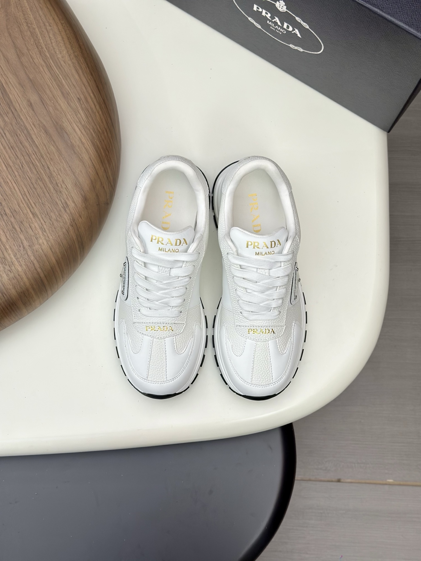 NO:690256,Prada top handicrafts, synchronized with Prada counters, original factory configuration of cowhide fabric imported from Italy, imported cowhide lining, breathable and comfortable, soles specially provided by the original factory, original factory and single goods, high quality, welcome to compare, code number 39-44 (customized 38 45),, prada, prada, cowhide19860909Prada 顶级工艺品,普拉达 专柜同步,原厂配置意大利进口牛皮面料,进口牛皮内里垫,透气舒适,鞋底原厂特供原版底,原厂跟单货 高品质 欢迎对比,码数 39-44（订做 38 45）,,prada,prada,cowhide,Men's shoes