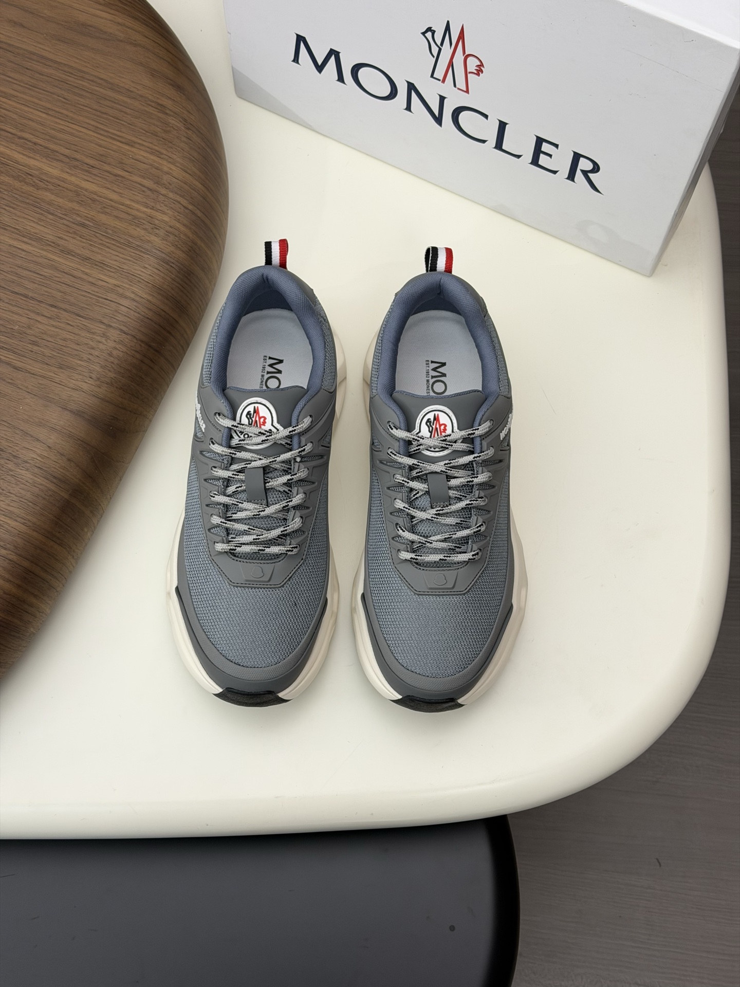 NO:745215,Moncler men's sports shoes with nubuck leather fabric, imported breathable mesh, neoprene, made of various materials, the upper is designed with laces and rubber inserts, and the Moncler logo on the heel. The outsole is made of TPU + rubber + high-elastic rubber foam combination, which has high elasticity and high wear resistance, improving comfort. Whether it is the upper or the color design, it is worth buying!  Size39-44 (38 45 customized),,Moncler,sneakers19860909磨砂皮配布 Moncler蒙口 男鞋运动鞋,进口透气网面、氯丁橡胶 各种材质拼接打造,鞋面采用鞋带和橡胶嵌件设计,后跟Moncler标志,大底采用TPU+橡胶+高弹橡胶发泡组合成型,具有高弹性高耐磨性,提高舒适性,无论是鞋面还是颜色设计都值得入手！Size39-44（38 45定做）,,Moncler,sneakers,Men's shoes