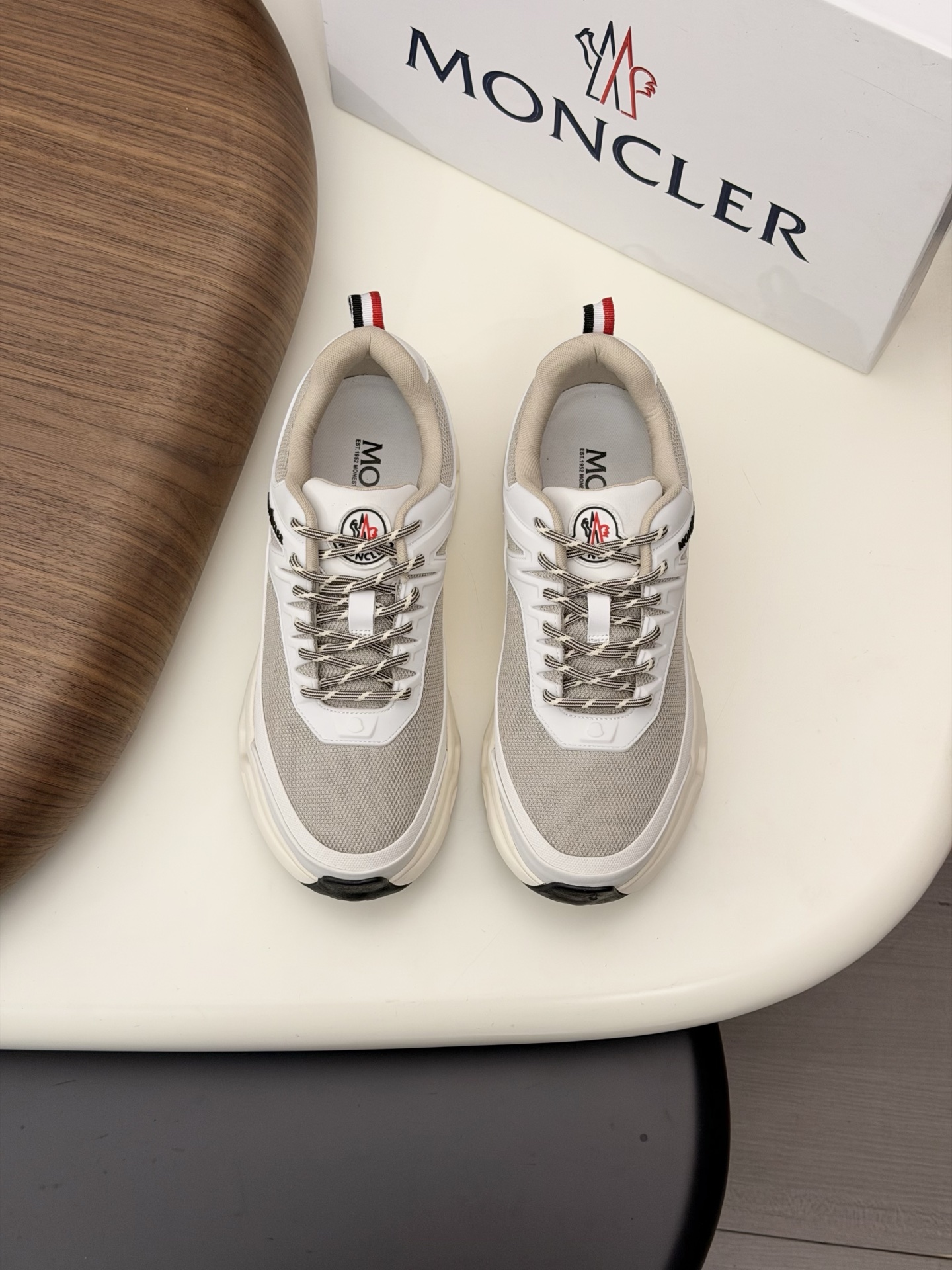 NO:745220,.Nubuck leather Moncler muzzle men's sports shoes, imported breathable mesh, neoprene, made of various materials, the upper is designed with laces and rubber inserts, and the Moncler logo on the heel. The outsole is made of TPU+rubber+high-elastic rubber foam combination, which has high elasticity and high wear resistance, improving comfort. Whether it is the upper or the color design, it is worth buying!  Size39-44 (38 45 customized),,Moncler,sneakers19860909.磨砂皮配布 Moncler蒙口 男鞋运动鞋,进口透气网面、氯丁橡胶 各种材质拼接打造,鞋面采用鞋带和橡胶嵌件设计,后跟Moncler标志,大底采用TPU+橡胶+高弹橡胶发泡组合成型,具有高弹性高耐磨性,提高舒适性,无论是鞋面还是颜色设计都值得入手！Size39-44（38 45定做）,,Moncler,sneakers,Men's shoes