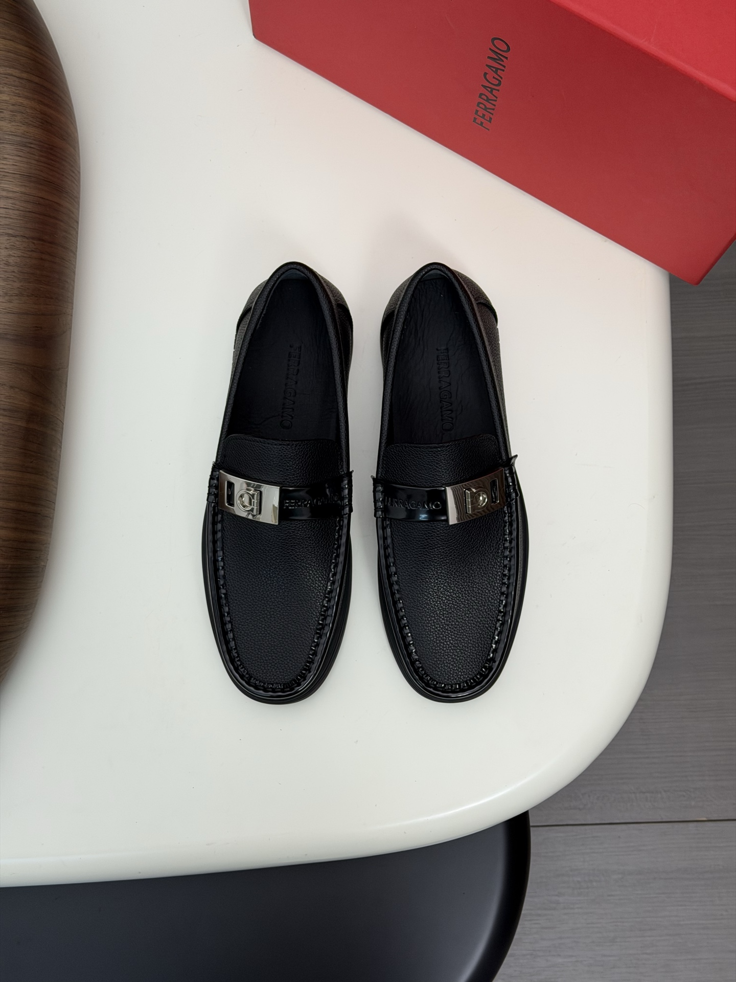 NO:745455,Ferragam's new men's driving shoes, versatile soft leather loafers are here to cool you down!  The fabric is made of imported cowhide, with visible texture, heavy-duty stitching, dyed calfskin inside, standard logo cowhide feet, big-brand experience, soft and comfortable on the feet, exclusive for men, special non-slip and wear-resistant rubber soles, easy to control various occasions, soft rubber soles, lightweight and comfortable, see the video for details, a proper casual classic, comfortable and breathable, wear-resistant and non-slip!  Comes with original box packaging!  Size 39-40-41-42-43-44 leather shoe size can be customized 38.45 non-refundable, ferragamo, ferragamo, loafers, cowhide19860909Ferragam菲拉格慕新款男士驾车鞋,一脚蹬百搭软皮乐福鞋清凉来袭！面料采用全进口牛皮,看得见的质感,重工车线,内里本染小牛皮,标配logo牛皮垫脚,大牌体验,上脚柔软舒适,男士臻享,专用防滑耐磨橡胶鞋底,轻松驾驭各种场合,柔软橡胶鞋底,轻质舒适,详情见视频细节,妥妥的休闲经典舒适透气,耐磨防滑！配原盒包装！ 尺码39-40-41-42-43-44皮鞋尺码 可定制38.45不能退,,ferragamo,ferragamo,loafers,cowhide,Men's shoes