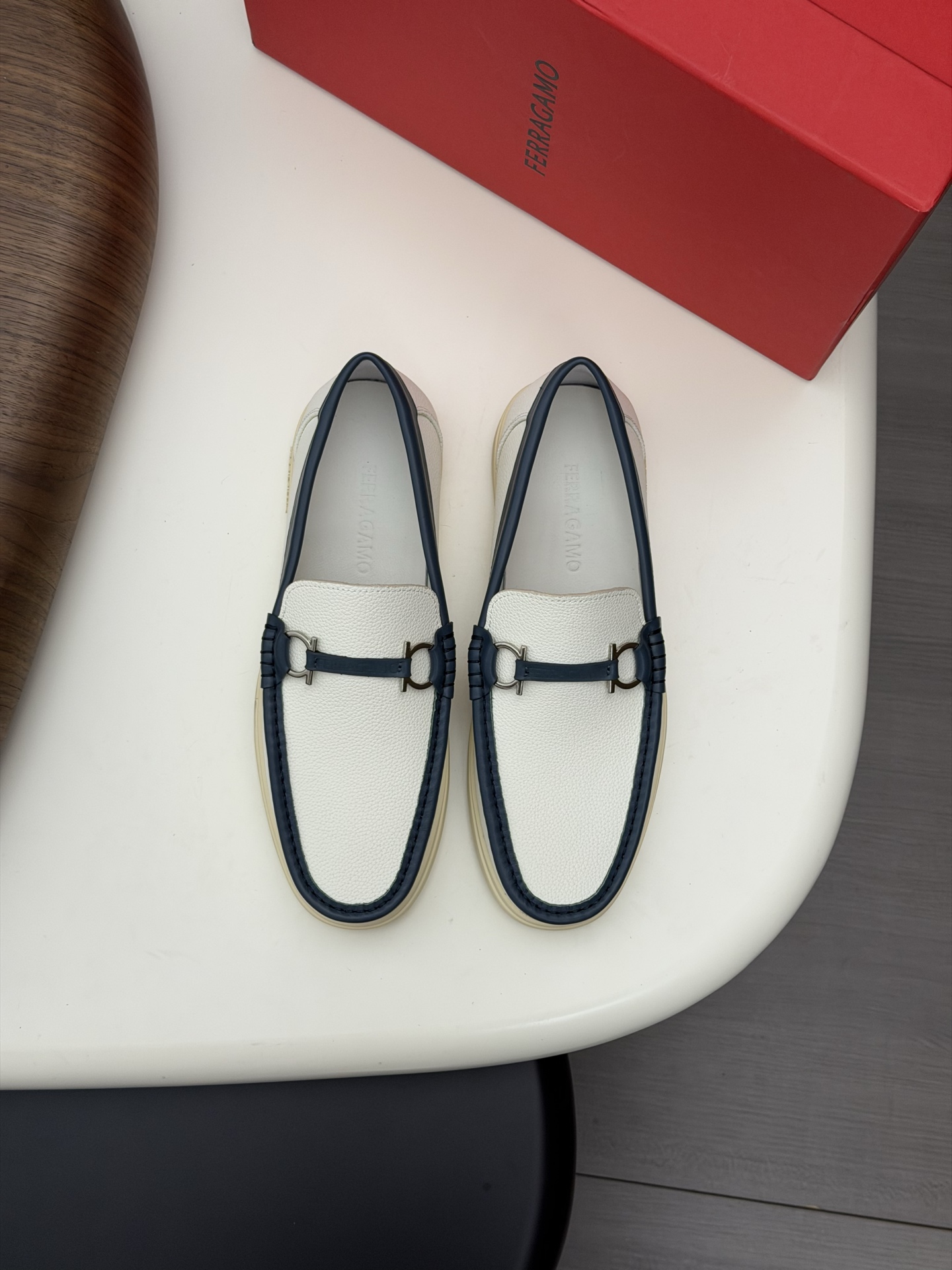 NO:745228,Ferragam's new men's driving shoes, versatile soft leather loafers are here to cool you down!  The fabric is made of imported cowhide, with visible texture, heavy-duty stitching, dyed calfskin inside, standard logo cowhide feet, big-brand experience, soft and comfortable on the feet, exclusive for men, special non-slip and wear-resistant rubber soles, easy to control various occasions, soft rubber soles, lightweight and comfortable, see the video for details, a proper casual classic, comfortable and breathable, wear-resistant and non-slip!  Comes with original box packaging!  Size 39-40-41-42-43-44 leather shoe size can be customized 38.45 non-refundable, ferragamo, ferragamo, loafers, cowhide19860909Ferragam菲拉格慕新款男士驾车鞋,一脚蹬百搭软皮乐福鞋清凉来袭！面料采用全进口牛皮,看得见的质感,重工车线,内里本染小牛皮,标配logo牛皮垫脚,大牌体验,上脚柔软舒适,男士臻享,专用防滑耐磨橡胶鞋底,轻松驾驭各种场合,柔软橡胶鞋底,轻质舒适,详情见视频细节,妥妥的休闲经典舒适透气,耐磨防滑！配原盒包装！ 尺码39-40-41-42-43-44皮鞋尺码 可定制38.45不能退,,ferragamo,ferragamo,loafers,cowhide,Men's shoes