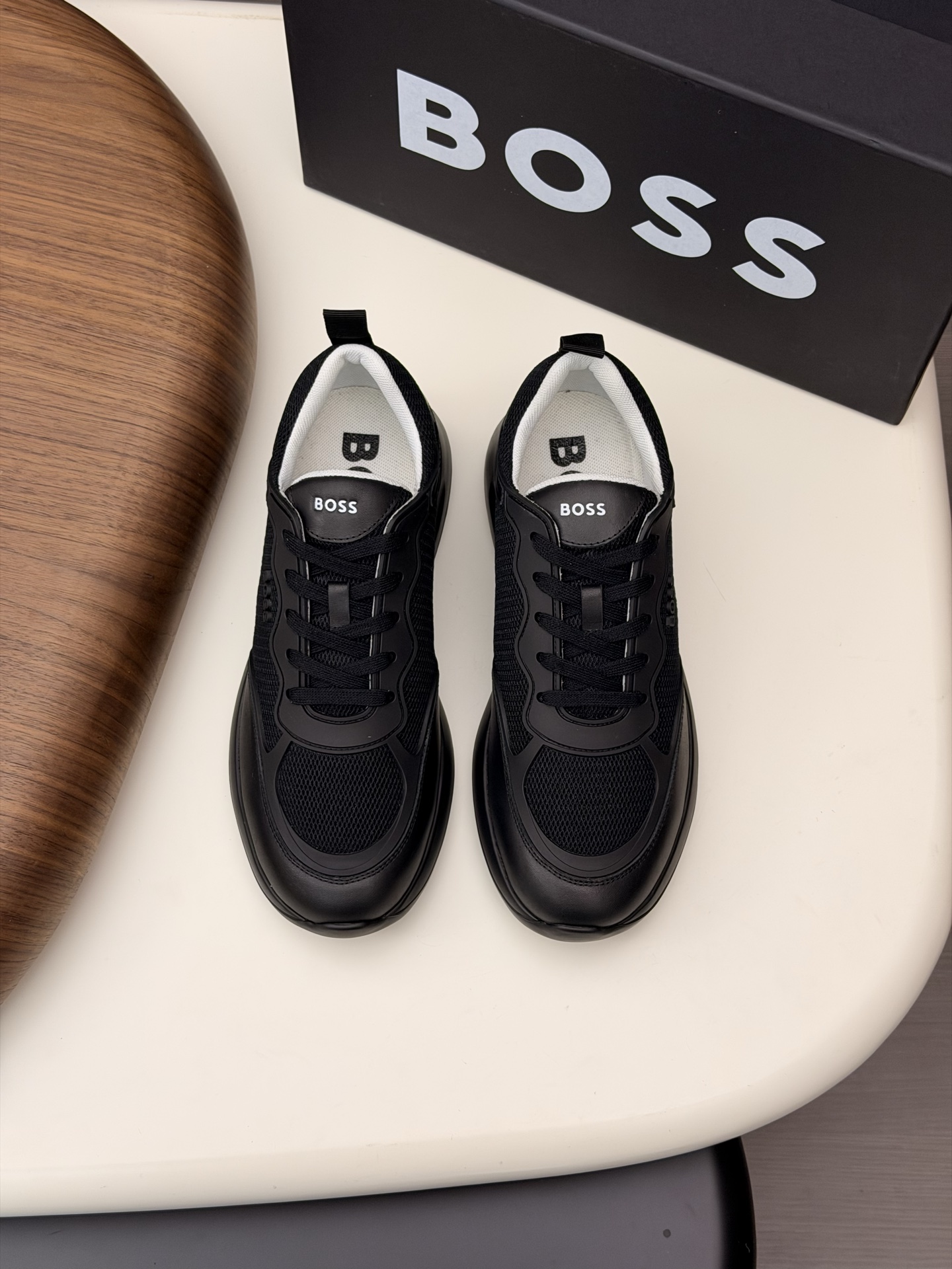 NO:756302,Boss Men's Sneakers Precious materials enrich the casual and timeless style of this sneaker, while the fine and soft leather makes this season's colors brighter, and the fly-knit fabric imported from South Korea allows you to show your elegance more easily and comfortably. Size: 39-44 (45 custom-made),,sneakers19860909Boss 男士运动鞋 珍贵材料丰富了这款运动鞋的休闲永恒风格,而细腻柔软的皮革令本季的色彩更加明亮、韩国进口飞织面料、让您更轻松舒适地展现高雅气质. Size:39-44（45定做）,,sneakers,Men's shoes