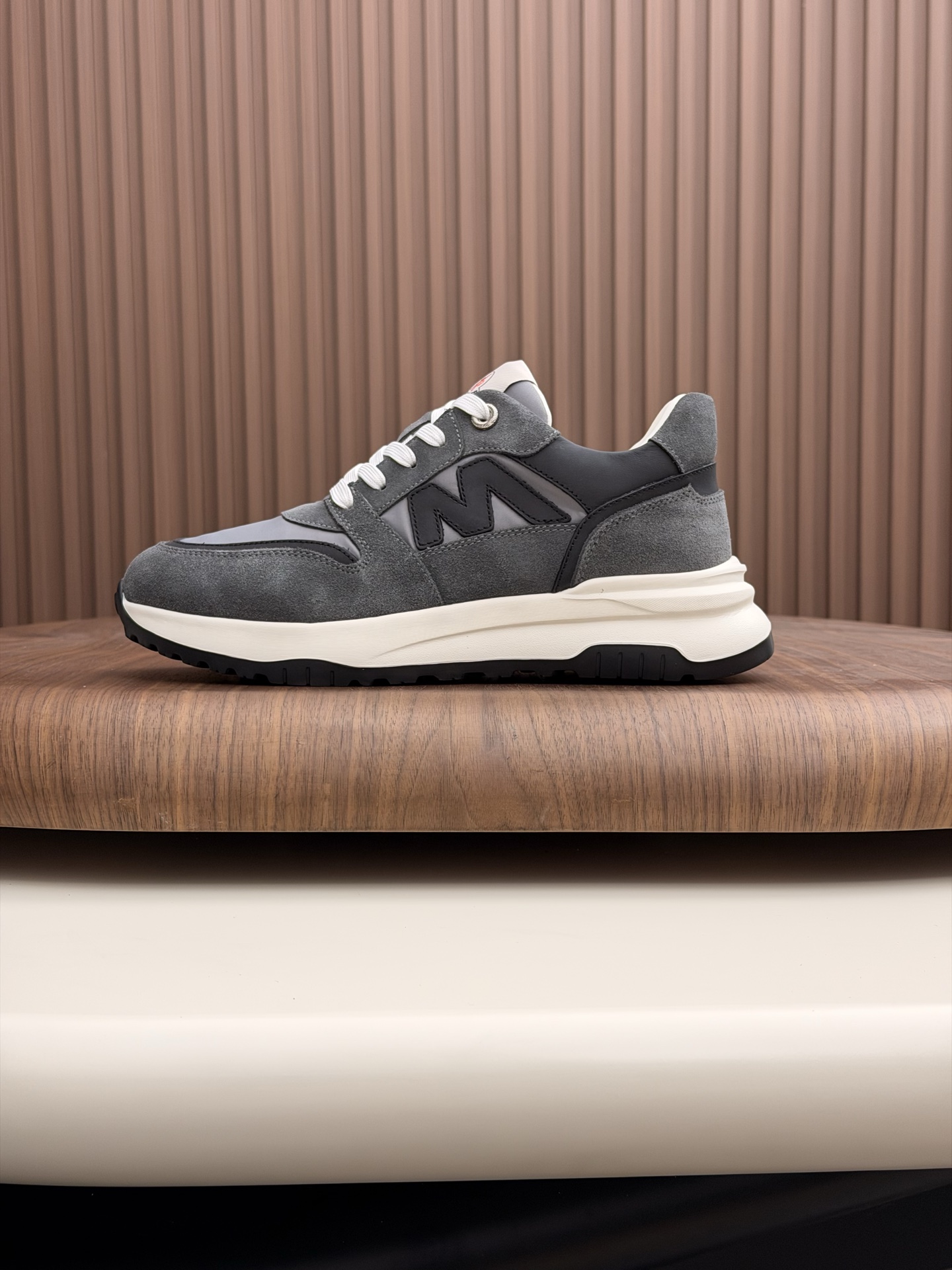 Moncler男 Style Leather Men's Shoes Lookbook Reference image 2