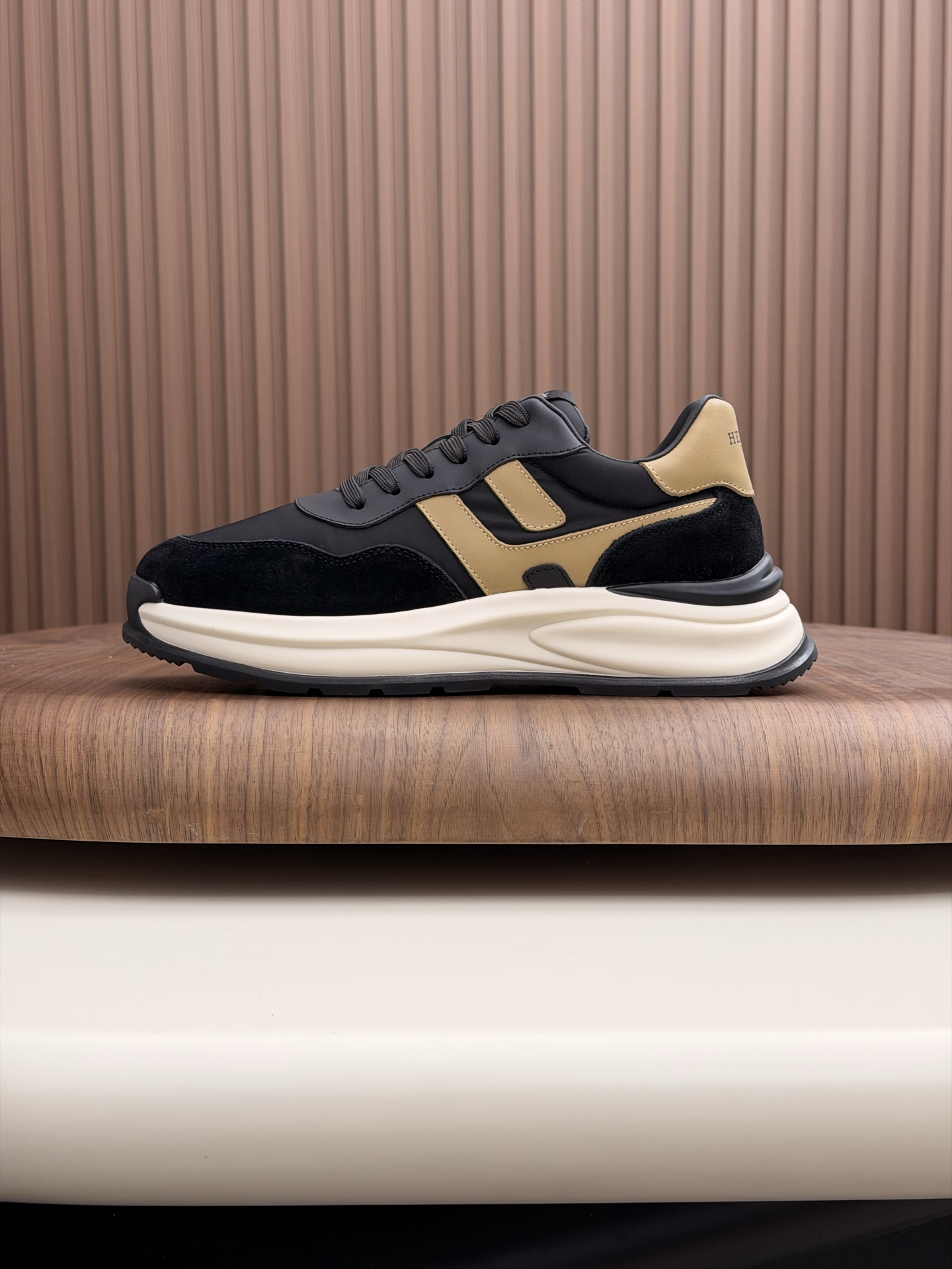 Moncler男 Style Leather Men's Shoes Lookbook Reference image 2