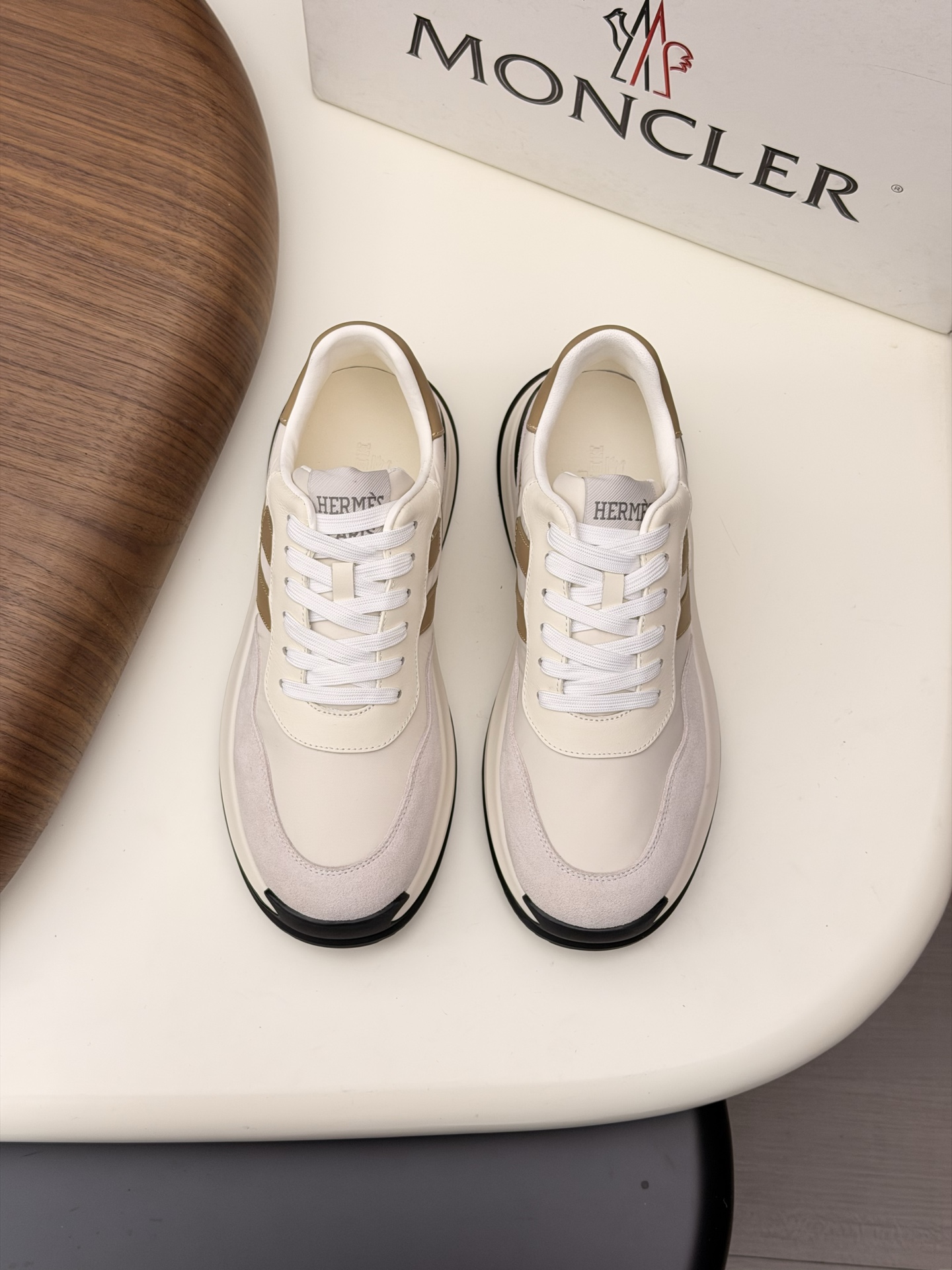 NO:756412,Moncler men's sports shoes with nubuck leather fabric, imported breathable mesh, neoprene, made of various materials, the upper is designed with laces and rubber inserts, and the Moncler logo on the heel. The outsole is made of TPU + rubber + high-elastic rubber foam combination, which has high elasticity and high wear resistance, improving comfort. Whether it is the upper or the color design, it is worth buying!  Size39-44 (38 45 customized),,Moncler,sneakers19860909磨砂皮配布 Moncler蒙口 男鞋运动鞋,进口透气网面、氯丁橡胶 各种材质拼接打造,鞋面采用鞋带和橡胶嵌件设计,后跟Moncler标志,大底采用TPU+橡胶+高弹橡胶发泡组合成型,具有高弹性高耐磨性,提高舒适性,无论是鞋面还是颜色设计都值得入手！Size39-44（38 45定做）,,Moncler,sneakers,Men's shoes