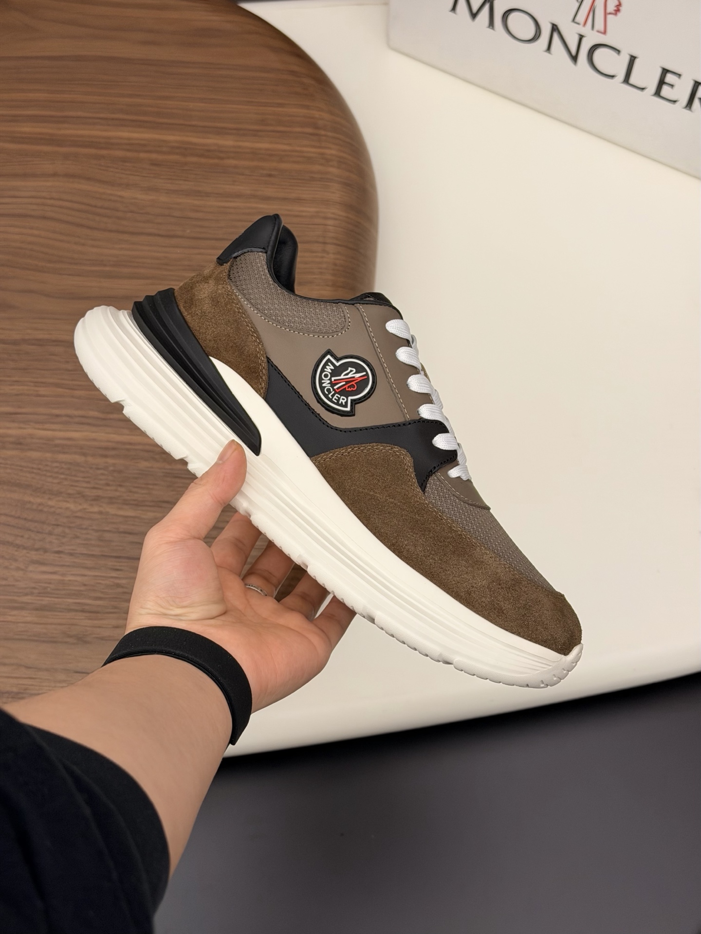 Moncler男 Style Leather Men's Shoes Lookbook Reference image 2