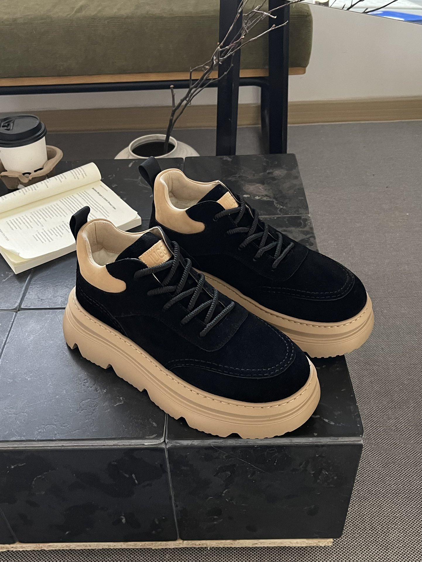 NO:604341,*g 2025 American suede men’s shoes, a versatile men’s shoe!  First-layer cowhide nubuck leather, super good-looking, invisible heightening private model outsole, good anti-slip effect, real wool lining, the first choice for street wear in winter!  Size 39 - 45,,cowhide19860909*g 2025 美式反绒男鞋 特别有百搭的一款男鞋！ 头层牛磨砂牛皮 颜值超级高 隐形增高私模大底 防滑效果好 内里真羊毛 冬季出街穿搭首选！ Size 39 - 45,,cowhide,Men's shoes