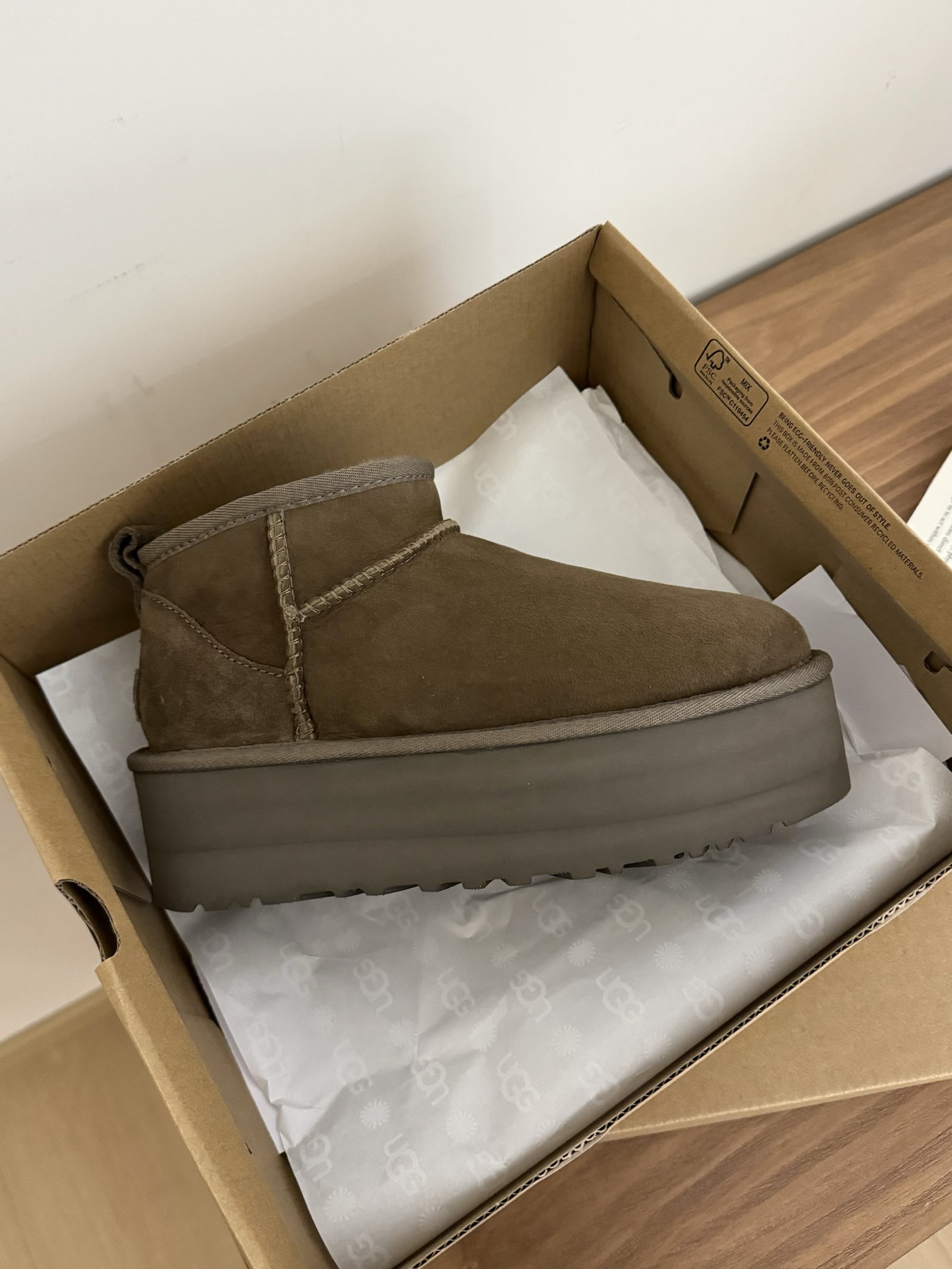 ——Ugg 厚底5cm迷你雪地靴
✨隆丰原厂A级皮毛一体
✨原厂高弹大底
💫时髦又百搭，重点显腿长
si