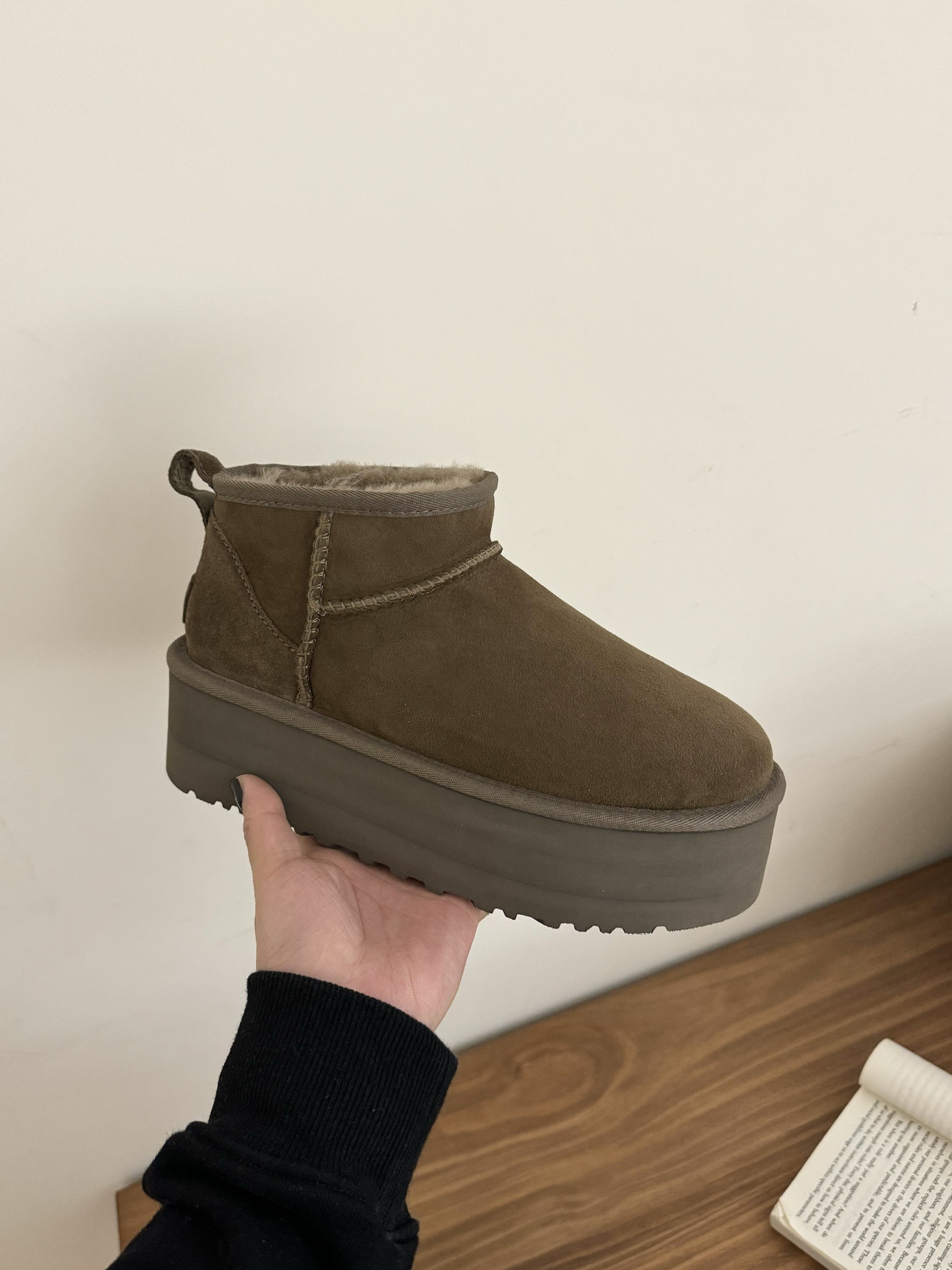 ——Ugg 厚底5cm迷你雪地靴
✨隆丰原厂A级皮毛一体
✨原厂高弹大底
💫时髦又百搭，重点显腿长
si