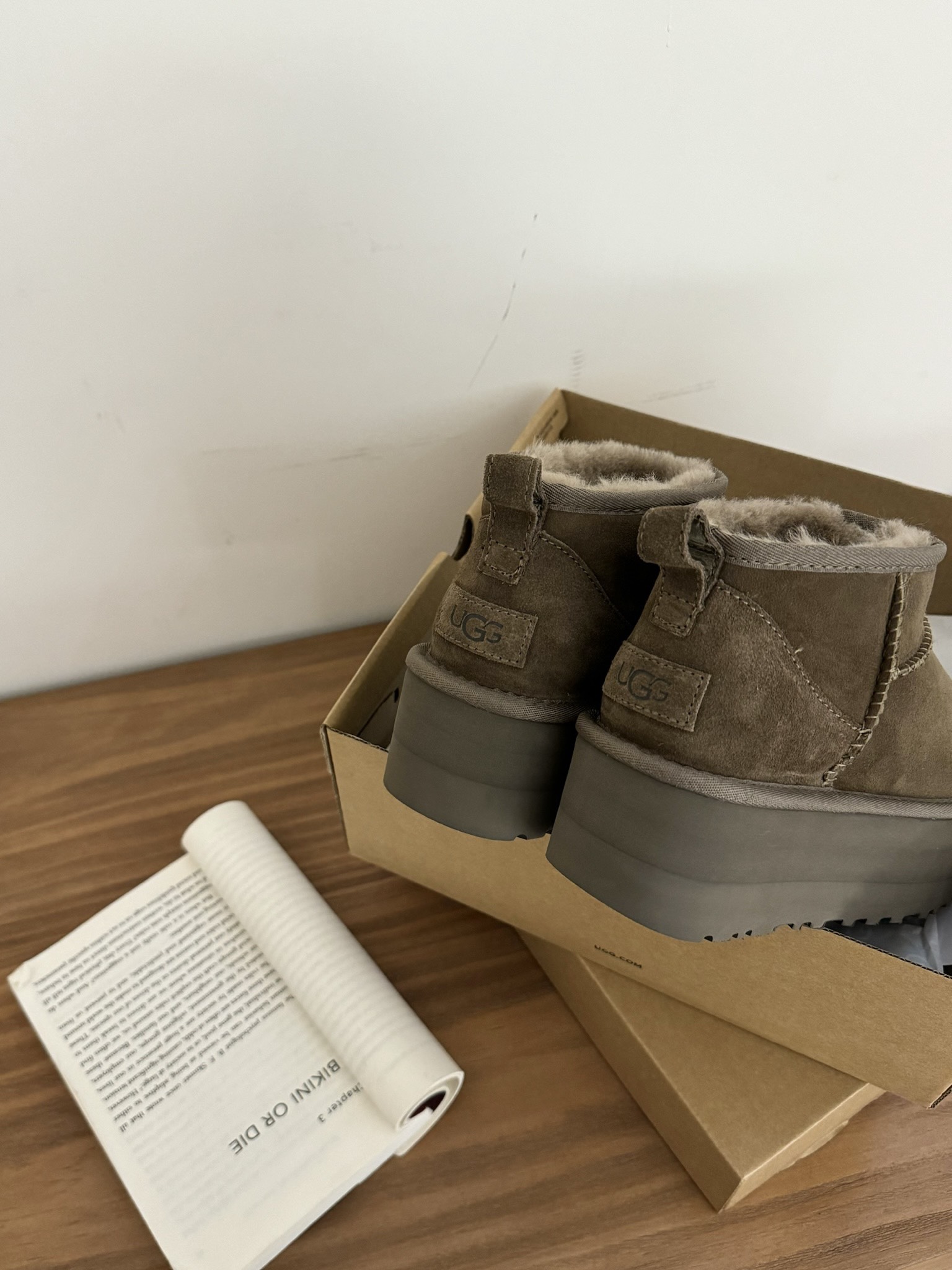 ——Ugg 厚底5cm迷你雪地靴
✨隆丰原厂A级皮毛一体
✨原厂高弹大底
💫时髦又百搭，重点显腿长
si