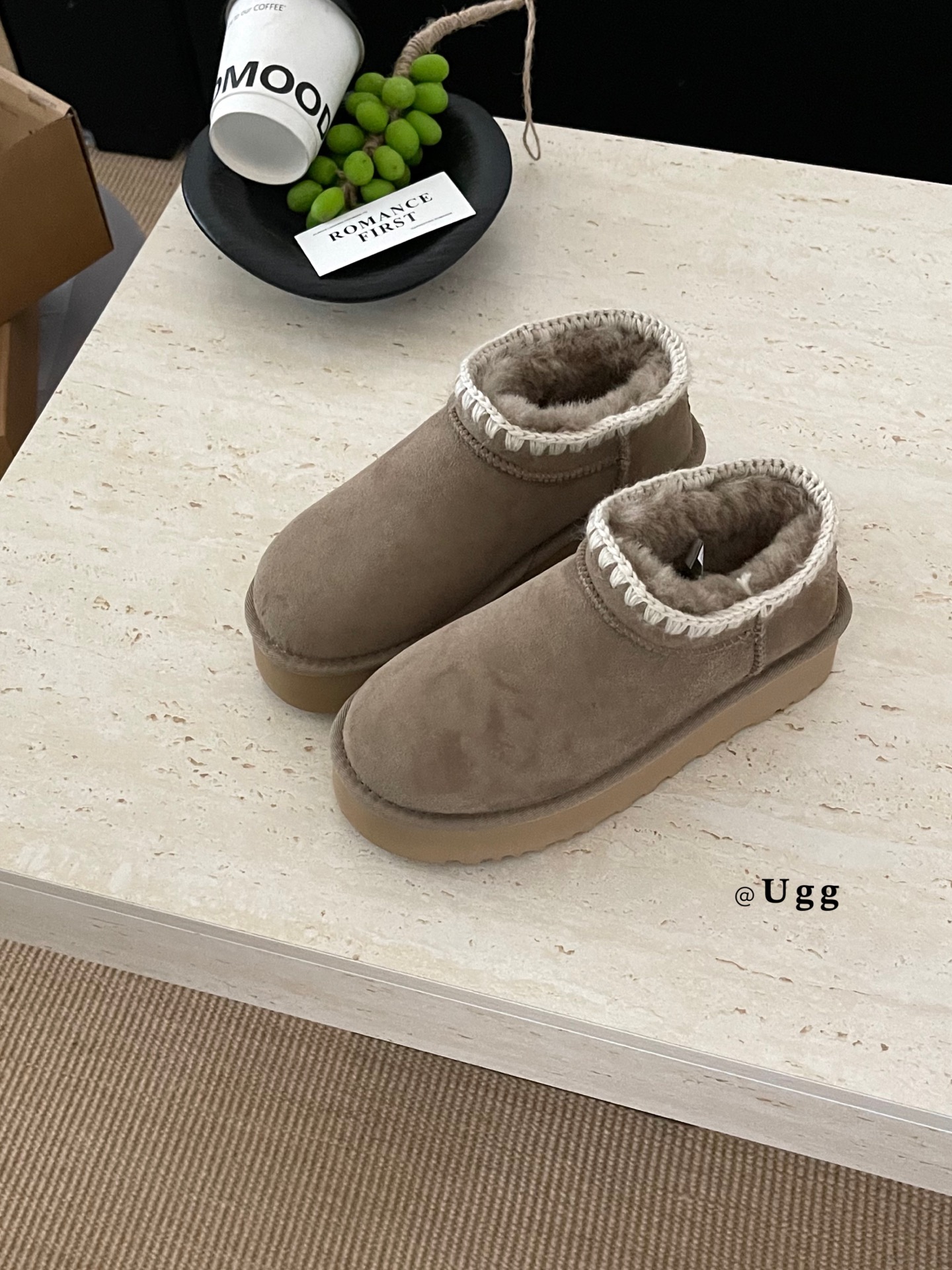 UGCI 厚底毛线學懒人鞋
采用隆丰 A级羊皮毛一体一
是鞋柜里可以暴走的雪地靴
鞋圈毛线编织点缀
Si
