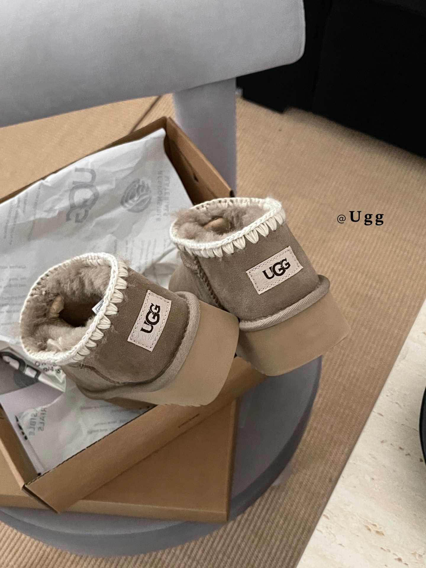 UGCI 厚底毛线學懒人鞋
采用隆丰 A级羊皮毛一体一
是鞋柜里可以暴走的雪地靴
鞋圈毛线编织点缀
Si