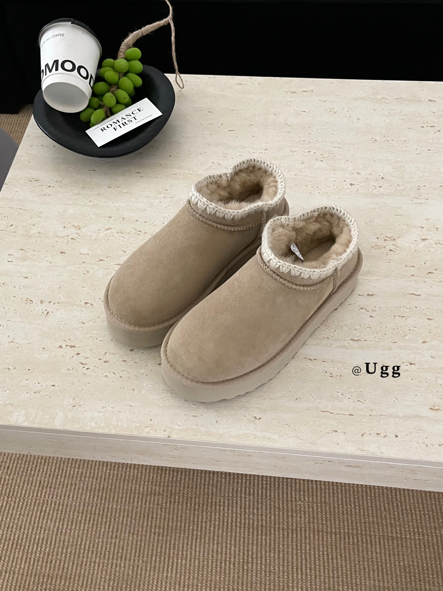 UGCI 厚底毛线學懒人鞋
采用隆丰 A级羊皮毛一体一
是鞋柜里可以暴走的雪地靴
鞋圈毛线编织点缀
Si