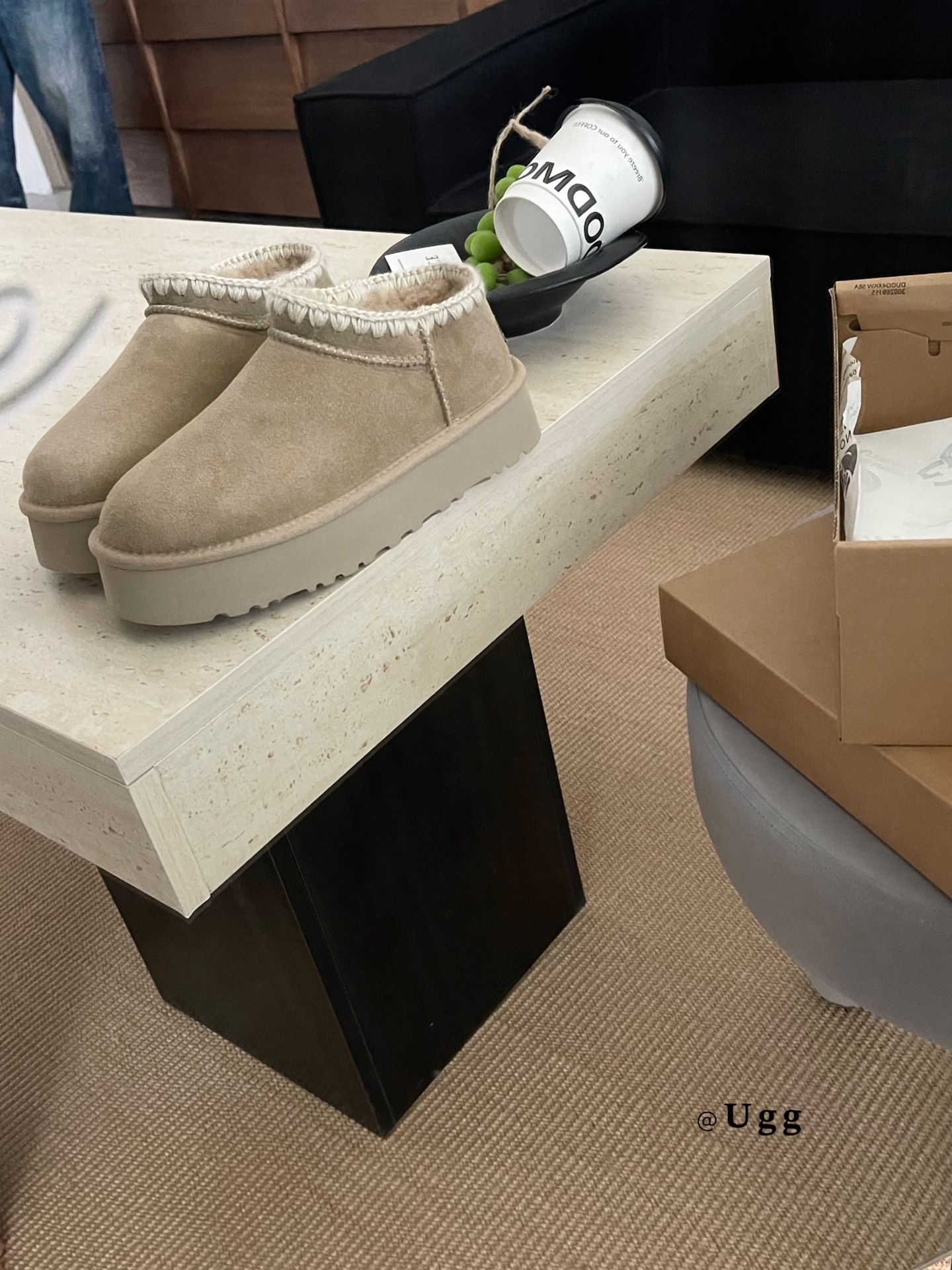 UGCI 厚底毛线學懒人鞋
采用隆丰 A级羊皮毛一体一
是鞋柜里可以暴走的雪地靴
鞋圈毛线编织点缀
Si