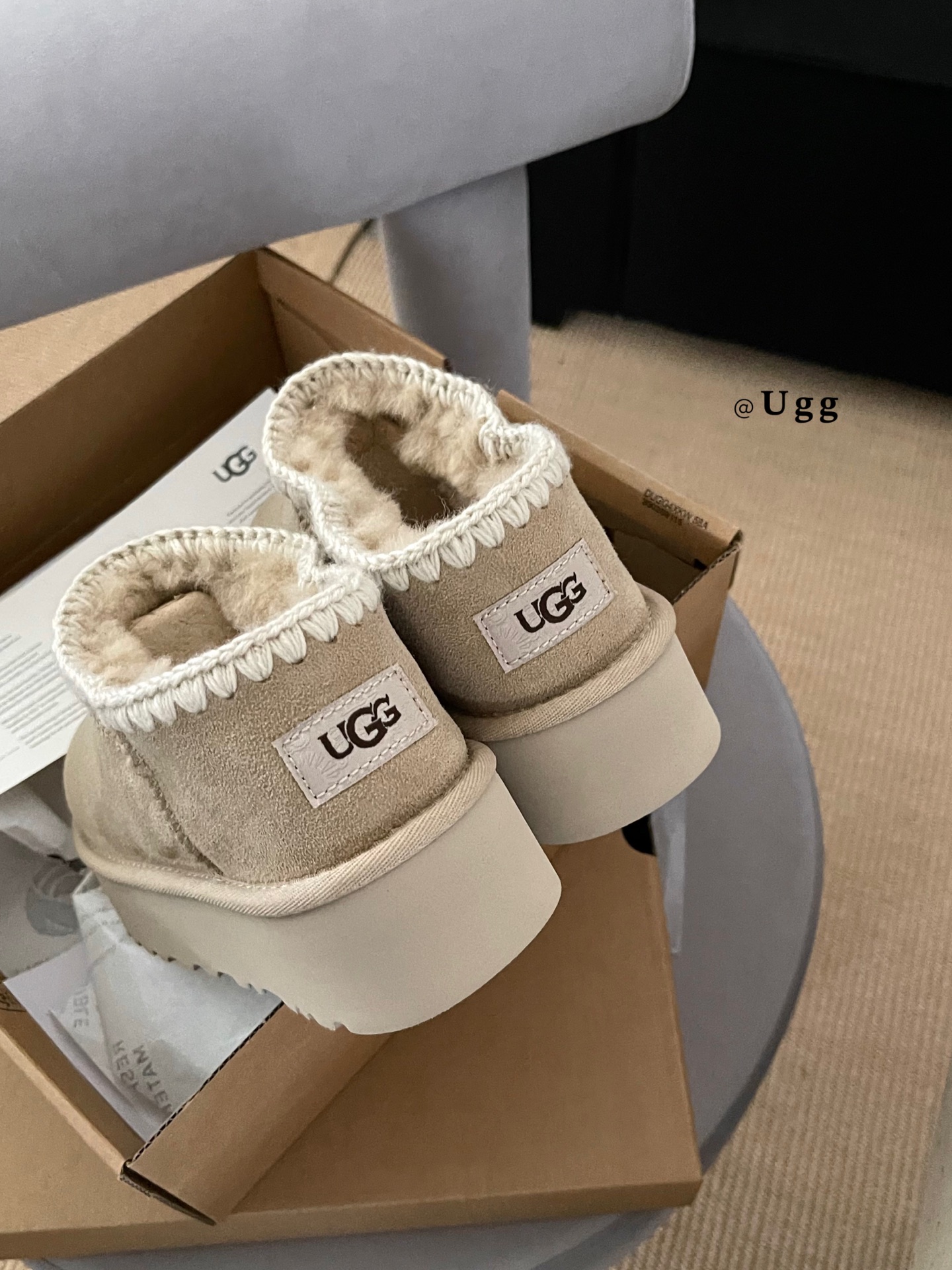 UGCI 厚底毛线學懒人鞋
采用隆丰 A级羊皮毛一体一
是鞋柜里可以暴走的雪地靴
鞋圈毛线编织点缀
Si