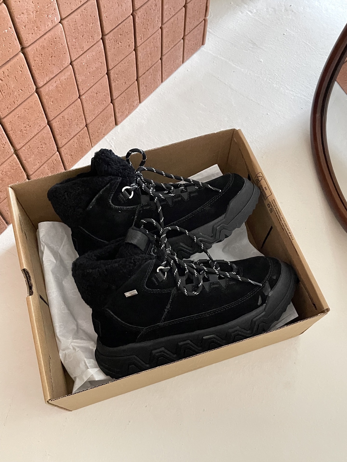 UGG I Territorial Cozy 情侣系带靴
户外鞋底与雪地靴的碰撞
UGG 特雷户外鞋
一