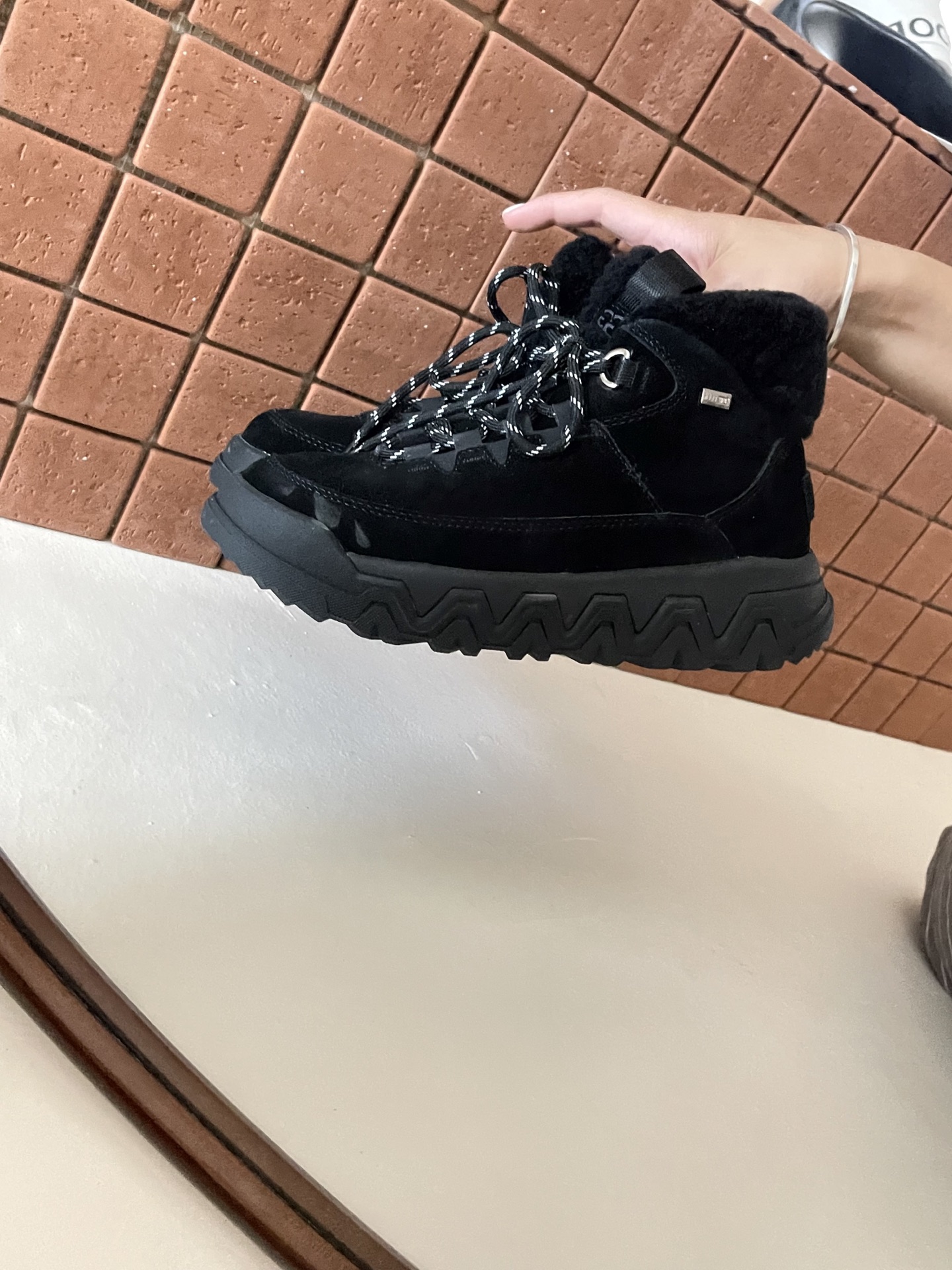 UGG I Territorial Cozy 情侣系带靴
户外鞋底与雪地靴的碰撞
UGG 特雷户外鞋
一