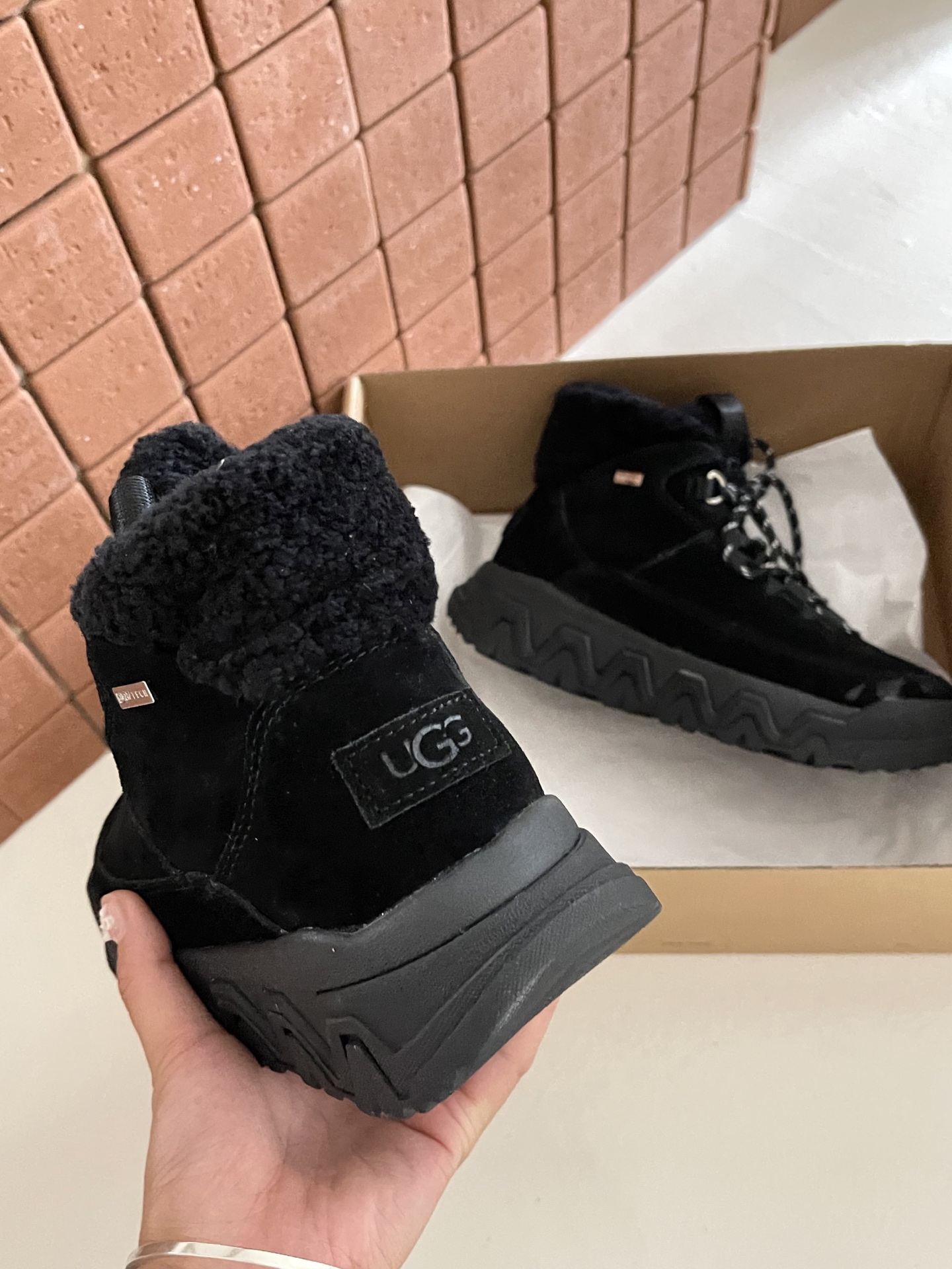 UGG I Territorial Cozy 情侣系带靴
户外鞋底与雪地靴的碰撞
UGG 特雷户外鞋
一