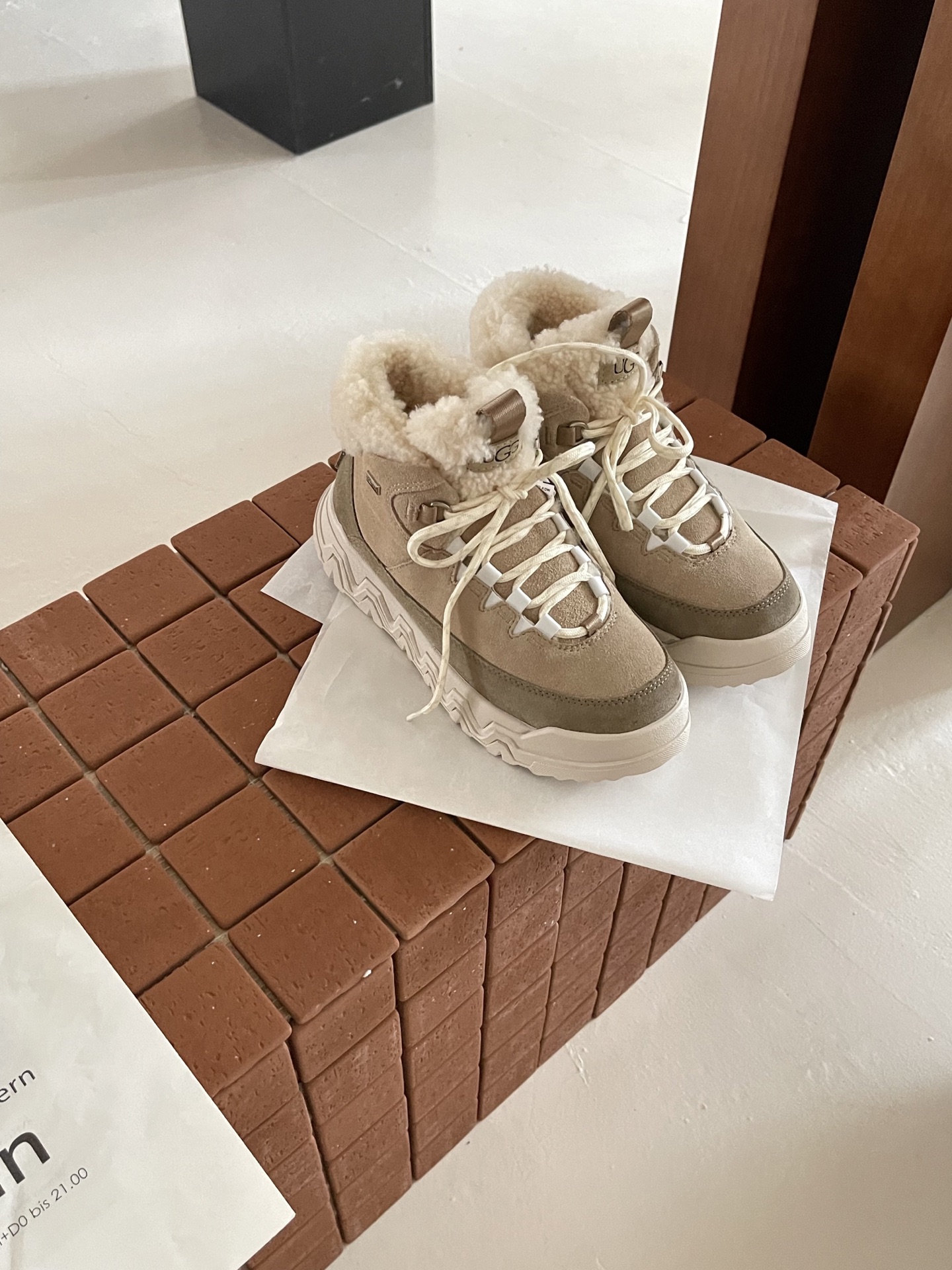 UGG I Territorial Cozy 情侣系带靴
户外鞋底与雪地靴的碰撞
UGG 特雷户外鞋
一
