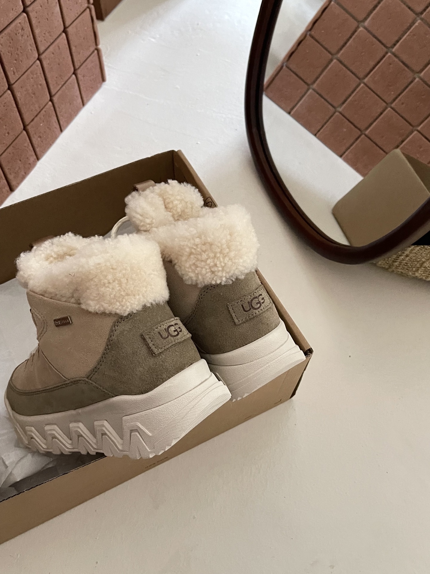 UGG I Territorial Cozy 情侣系带靴
户外鞋底与雪地靴的碰撞
UGG 特雷户外鞋
一