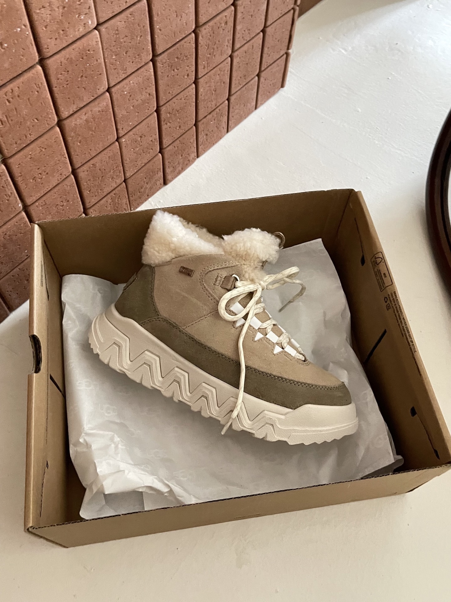 UGG I Territorial Cozy 情侣系带靴
户外鞋底与雪地靴的碰撞
UGG 特雷户外鞋
一