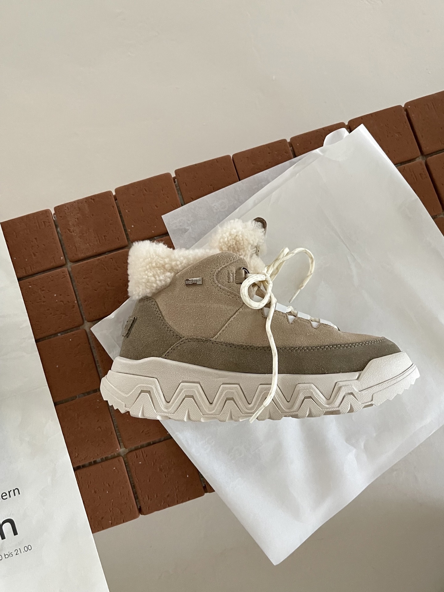 UGG I Territorial Cozy 情侣系带靴
户外鞋底与雪地靴的碰撞
UGG 特雷户外鞋
一