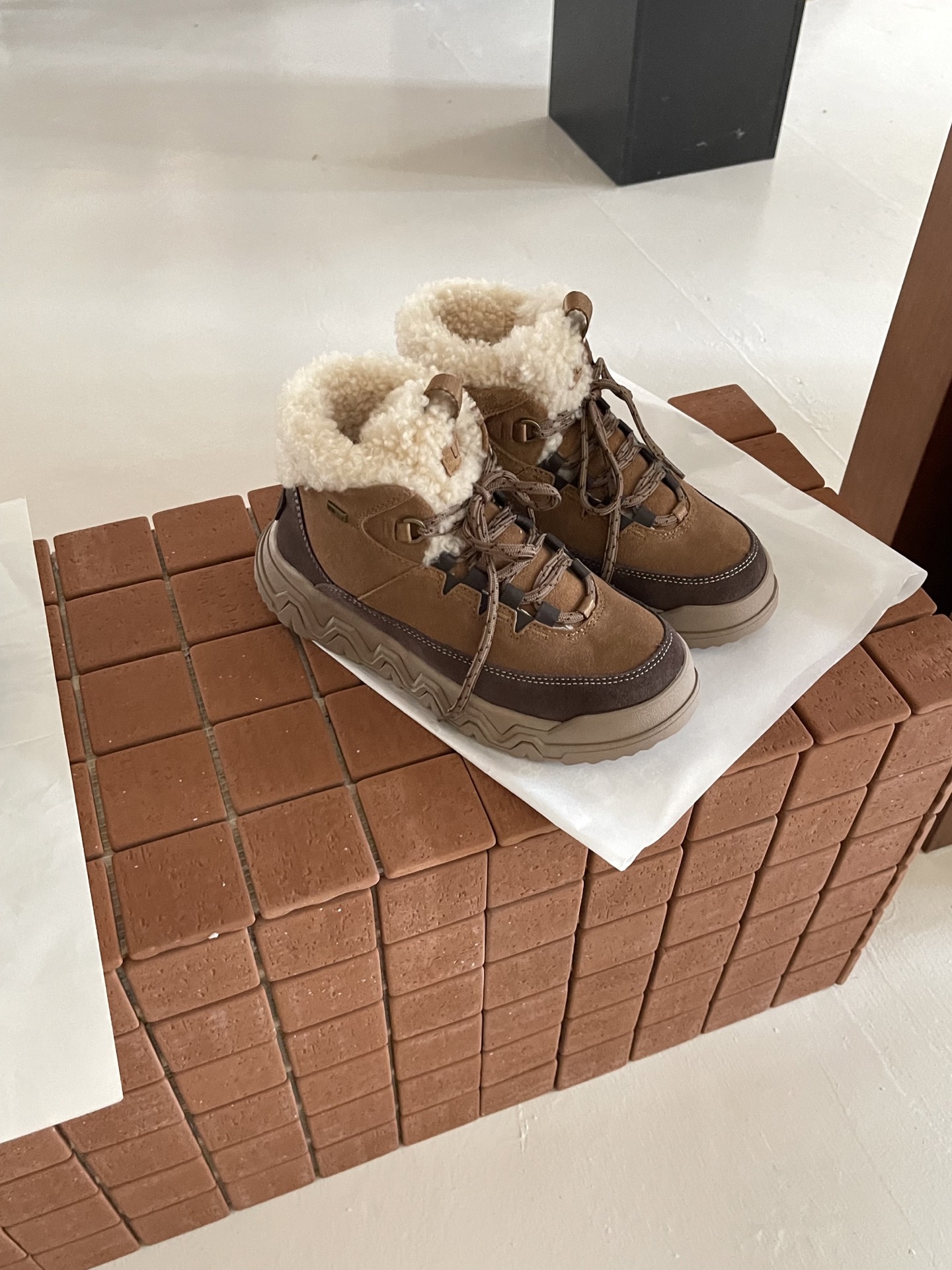 UGG I Territorial Cozy 情侣系带靴
户外鞋底与雪地靴的碰撞
UGG 特雷户外鞋
一