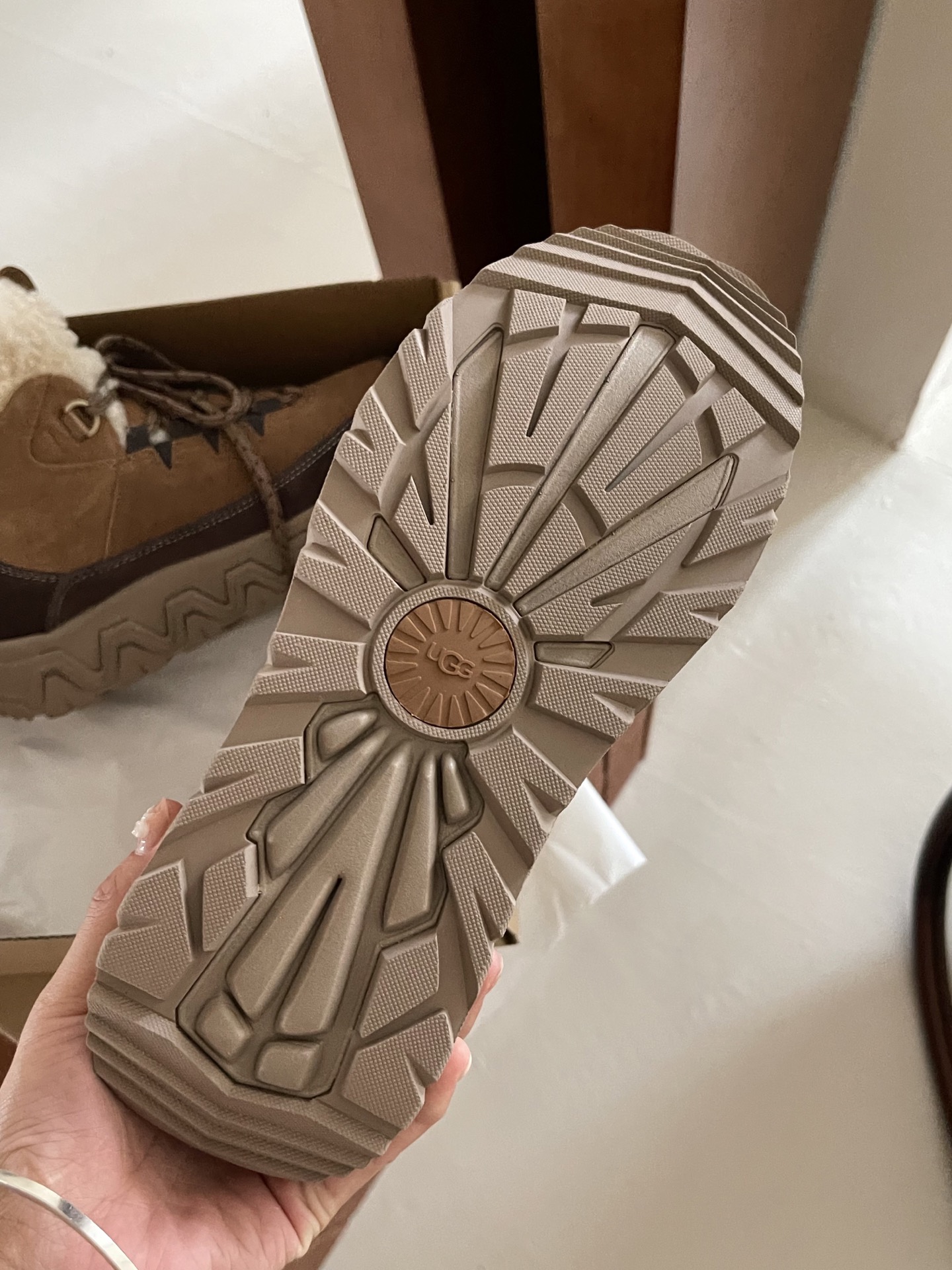 UGG I Territorial Cozy 情侣系带靴
户外鞋底与雪地靴的碰撞
UGG 特雷户外鞋
一