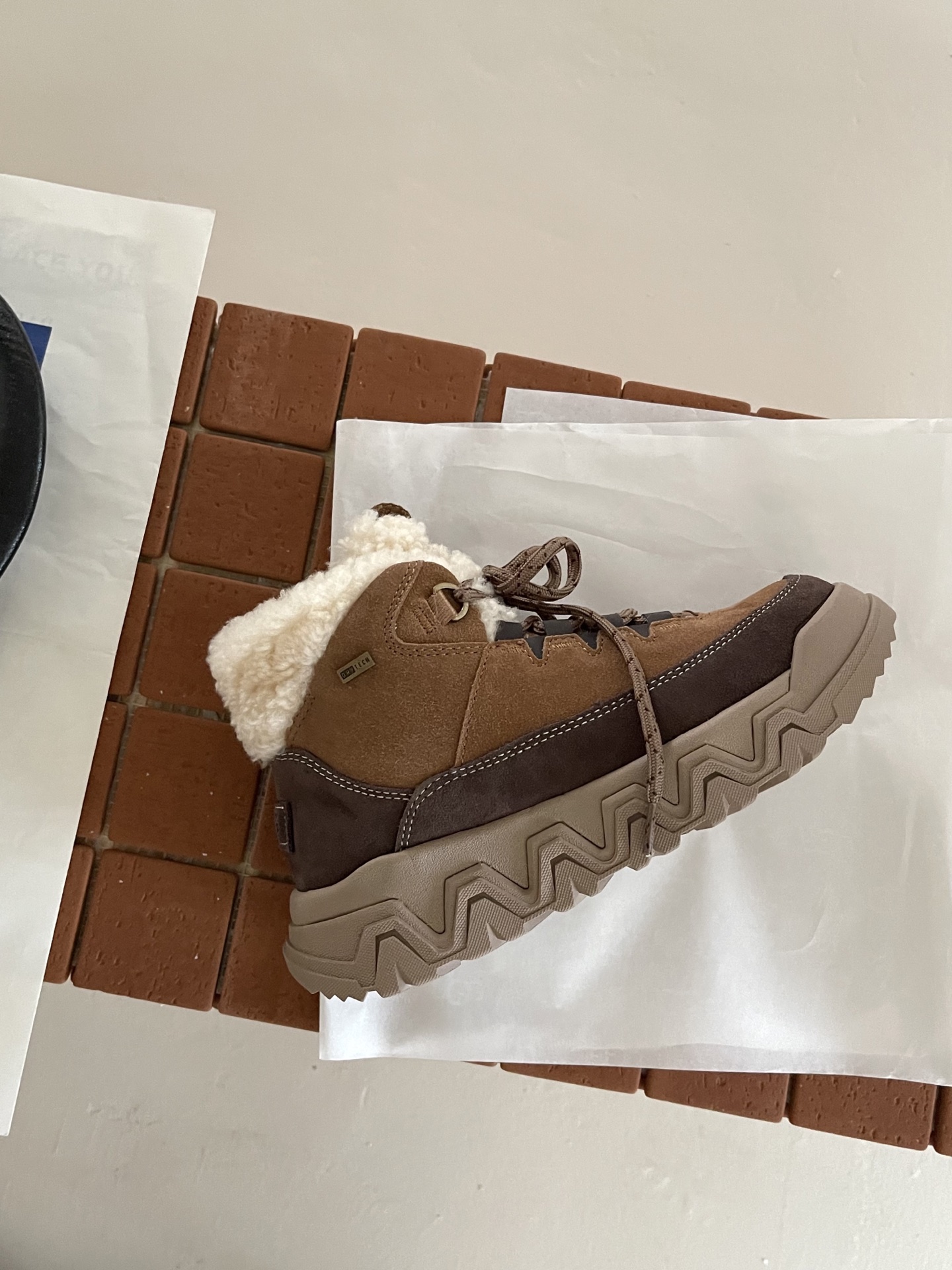 UGG I Territorial Cozy 情侣系带靴
户外鞋底与雪地靴的碰撞
UGG 特雷户外鞋
一