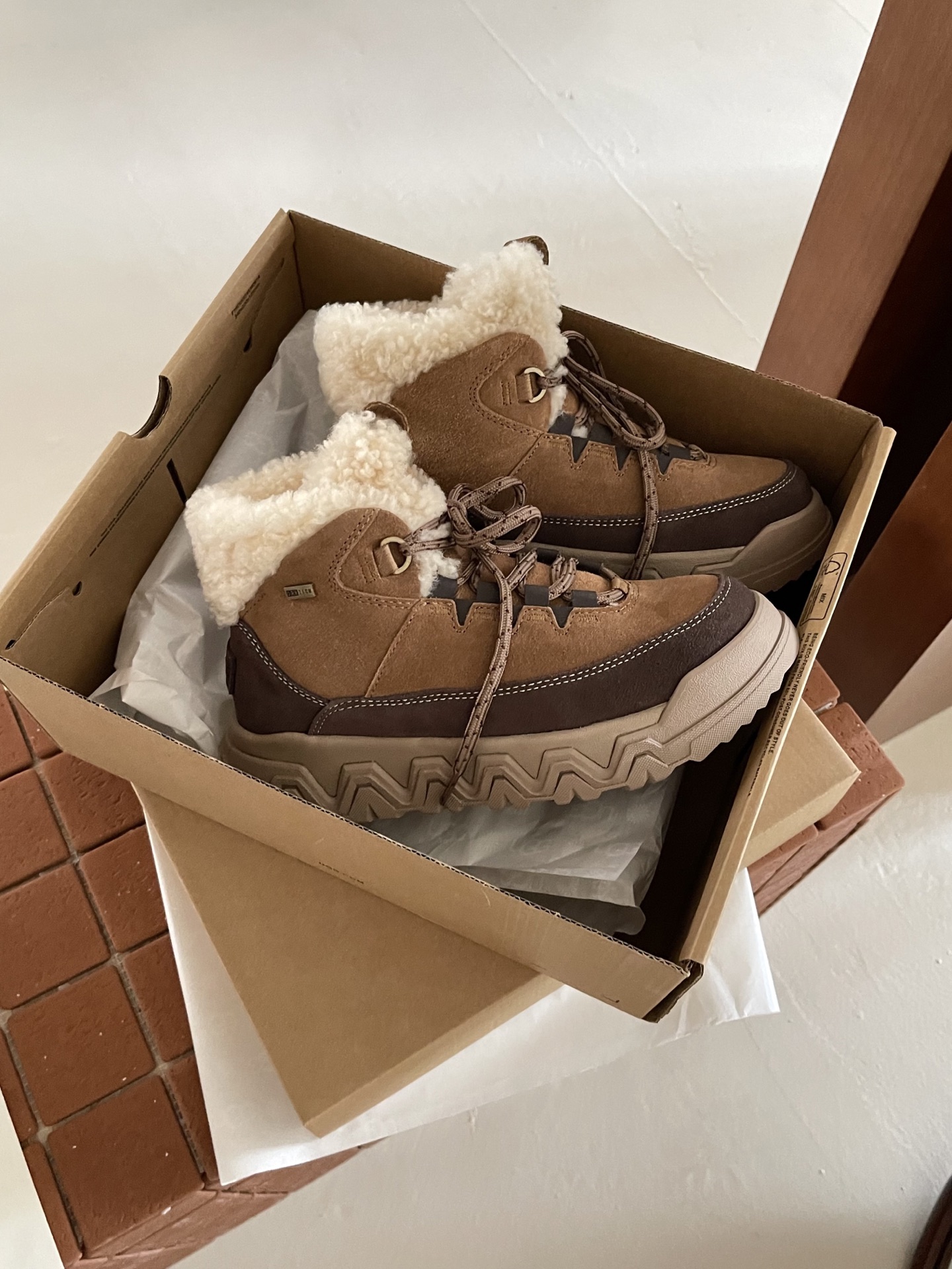 UGG I Territorial Cozy 情侣系带靴
户外鞋底与雪地靴的碰撞
UGG 特雷户外鞋
一
