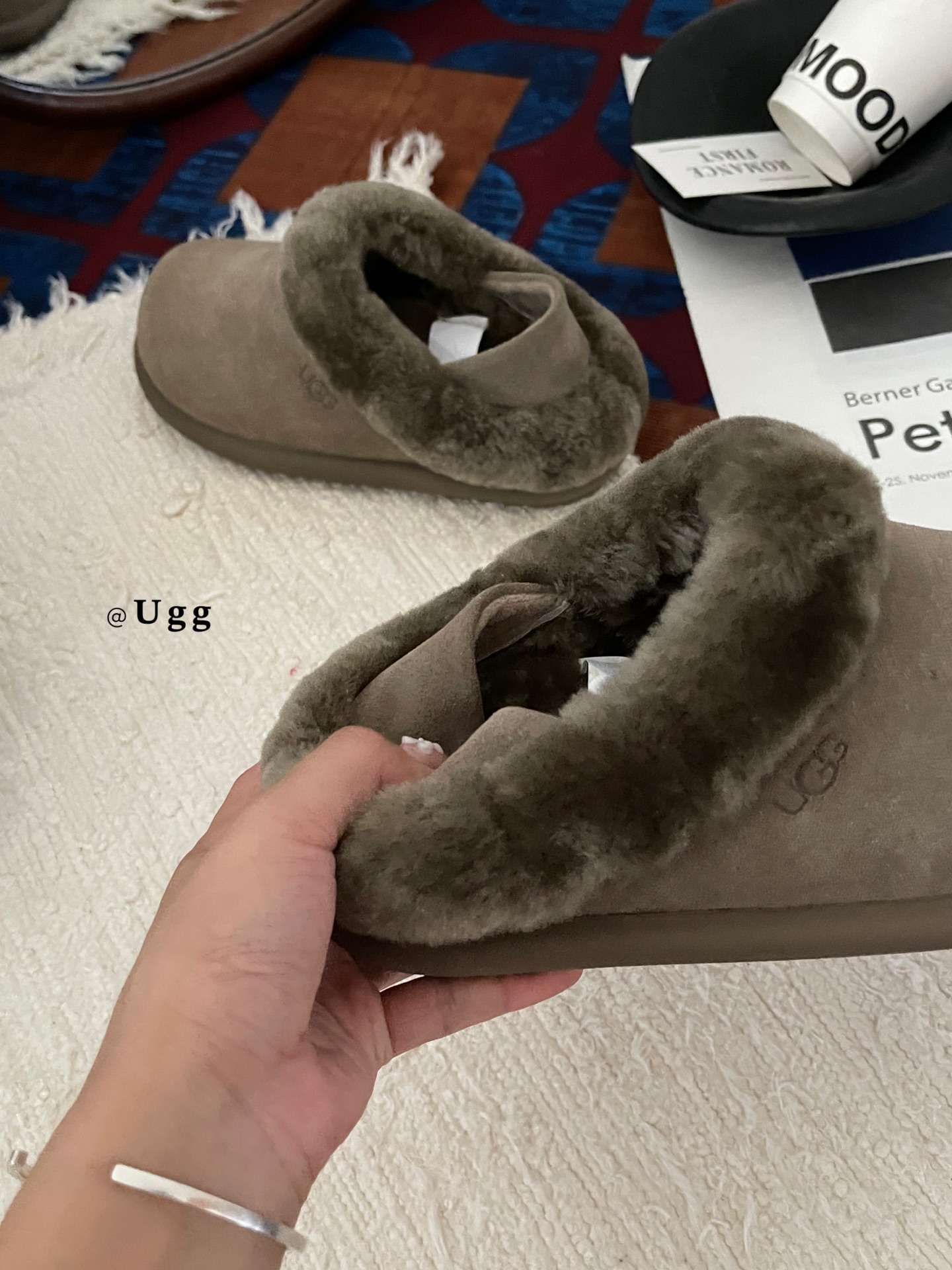 UGG1 羊毛口两穿士豆鞋
冬季新款拖鞋外穿厚底全包，让你的脚丫子整个冬天都暖洋洋的！
简约的设计百搭任