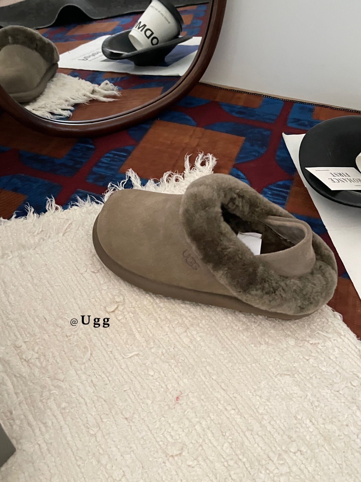 UGG1 羊毛口两穿士豆鞋
冬季新款拖鞋外穿厚底全包，让你的脚丫子整个冬天都暖洋洋的！
简约的设计百搭任