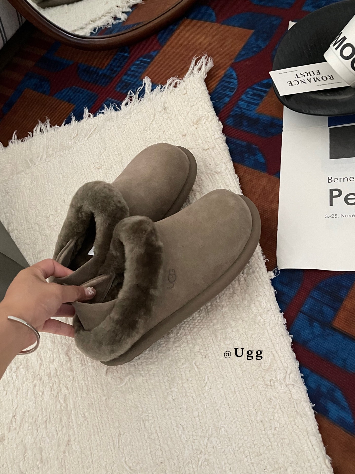 UGG1 羊毛口两穿士豆鞋
冬季新款拖鞋外穿厚底全包，让你的脚丫子整个冬天都暖洋洋的！
简约的设计百搭任