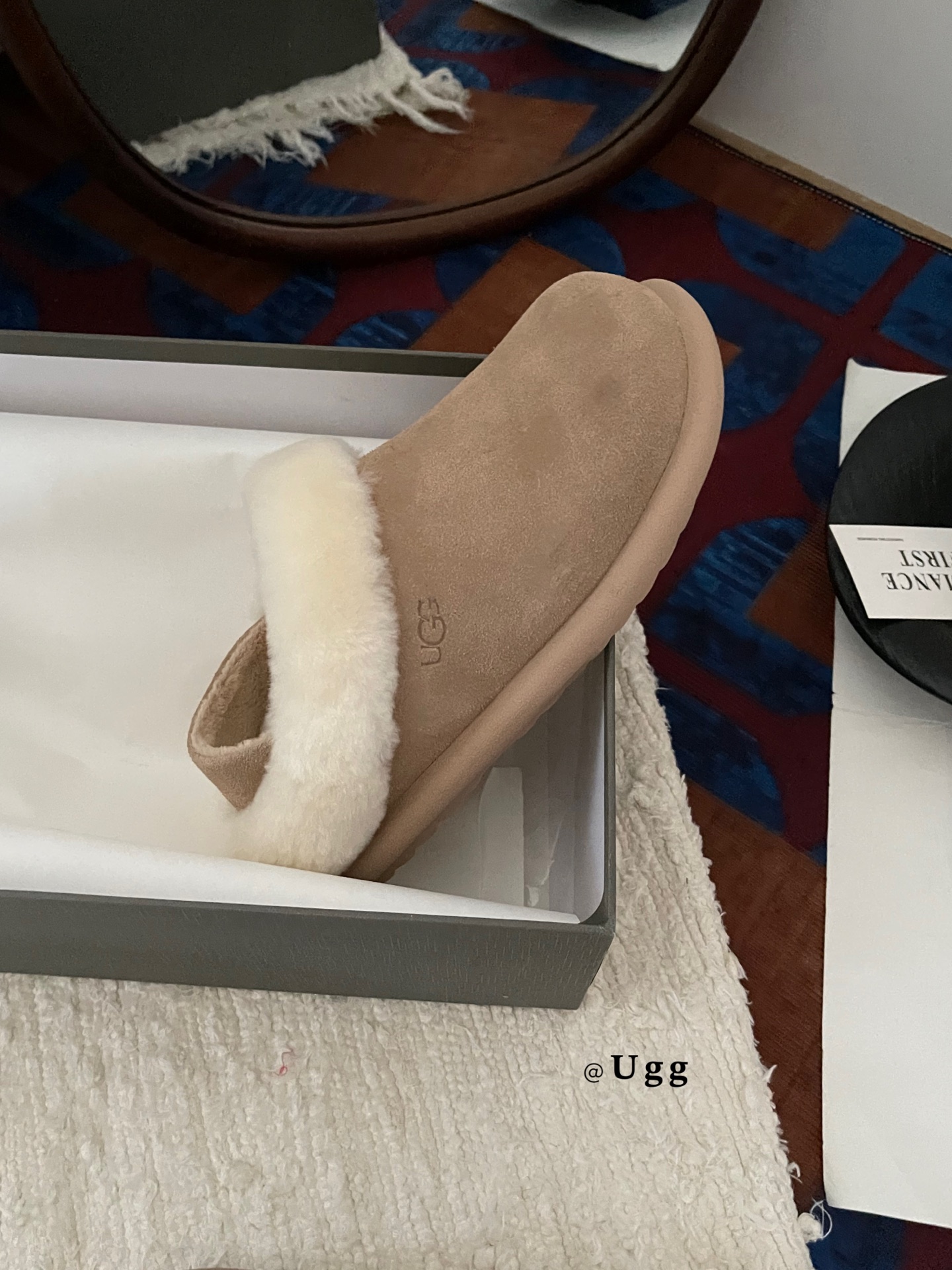 UGG1 羊毛口两穿士豆鞋
冬季新款拖鞋外穿厚底全包，让你的脚丫子整个冬天都暖洋洋的！
简约的设计百搭任