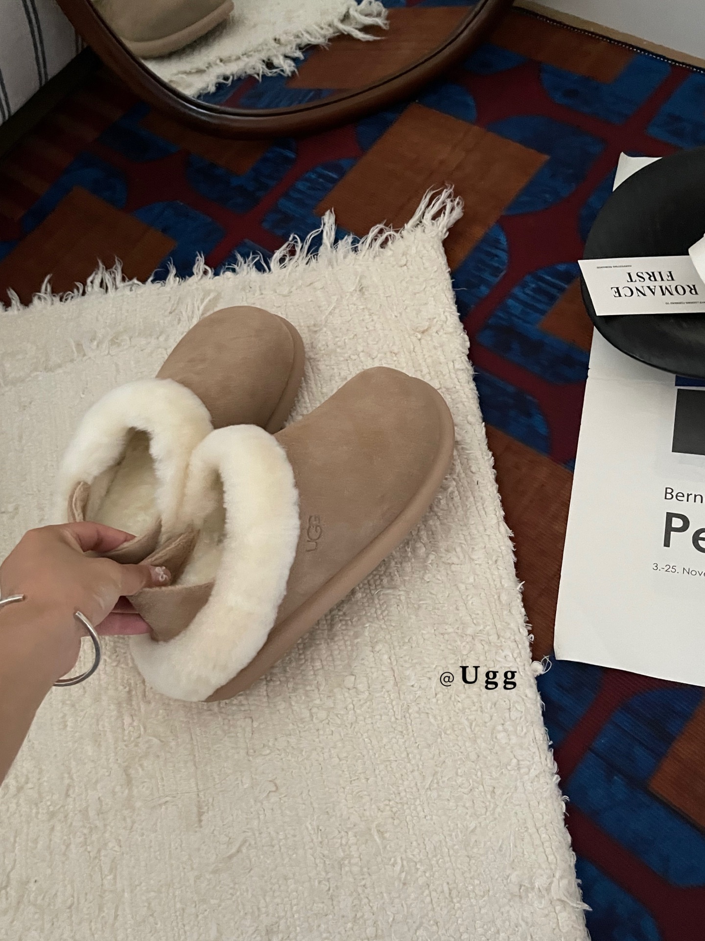 UGG1 羊毛口两穿士豆鞋
冬季新款拖鞋外穿厚底全包，让你的脚丫子整个冬天都暖洋洋的！
简约的设计百搭任