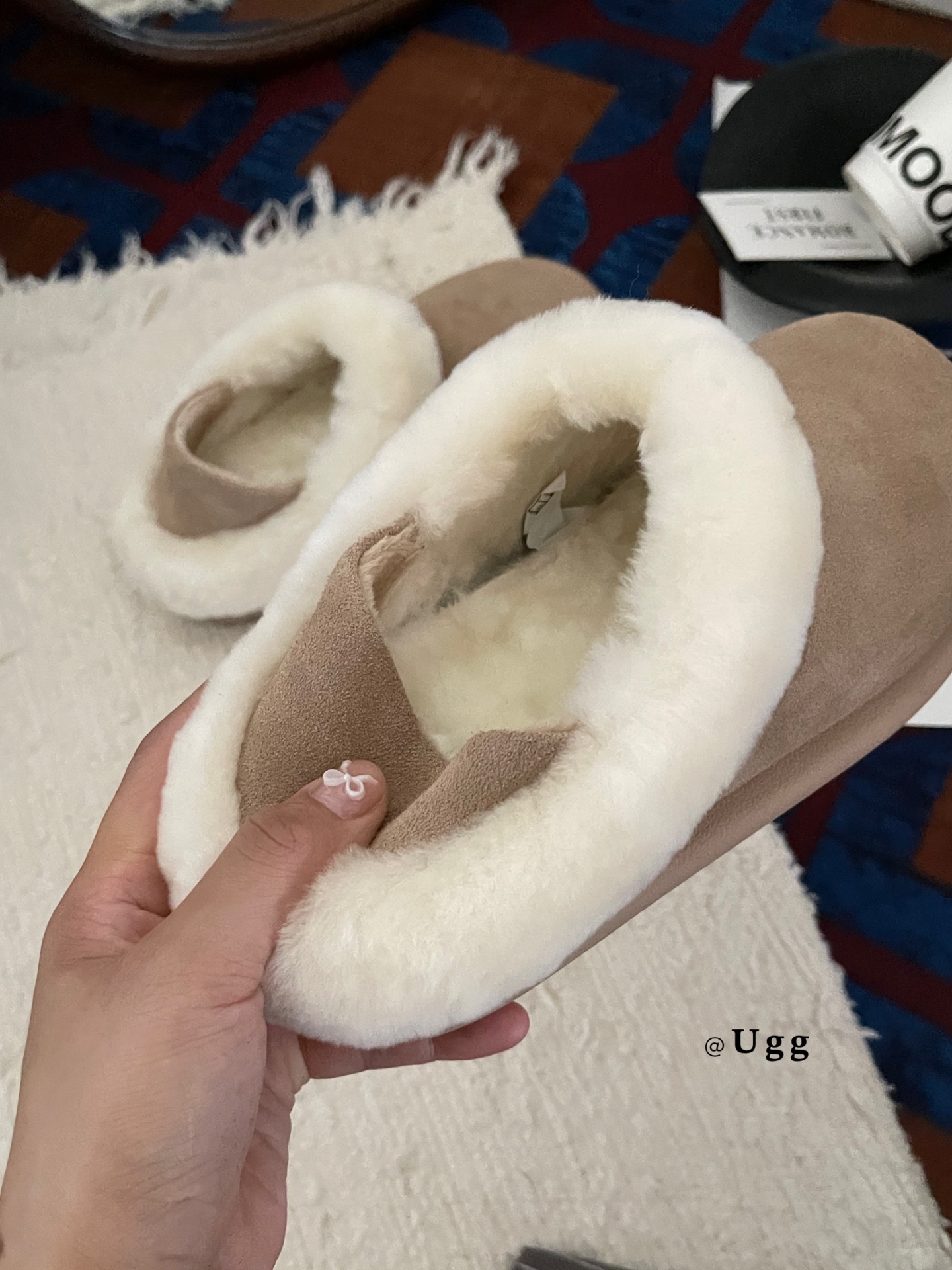 UGG1 羊毛口两穿士豆鞋
冬季新款拖鞋外穿厚底全包，让你的脚丫子整个冬天都暖洋洋的！
简约的设计百搭任