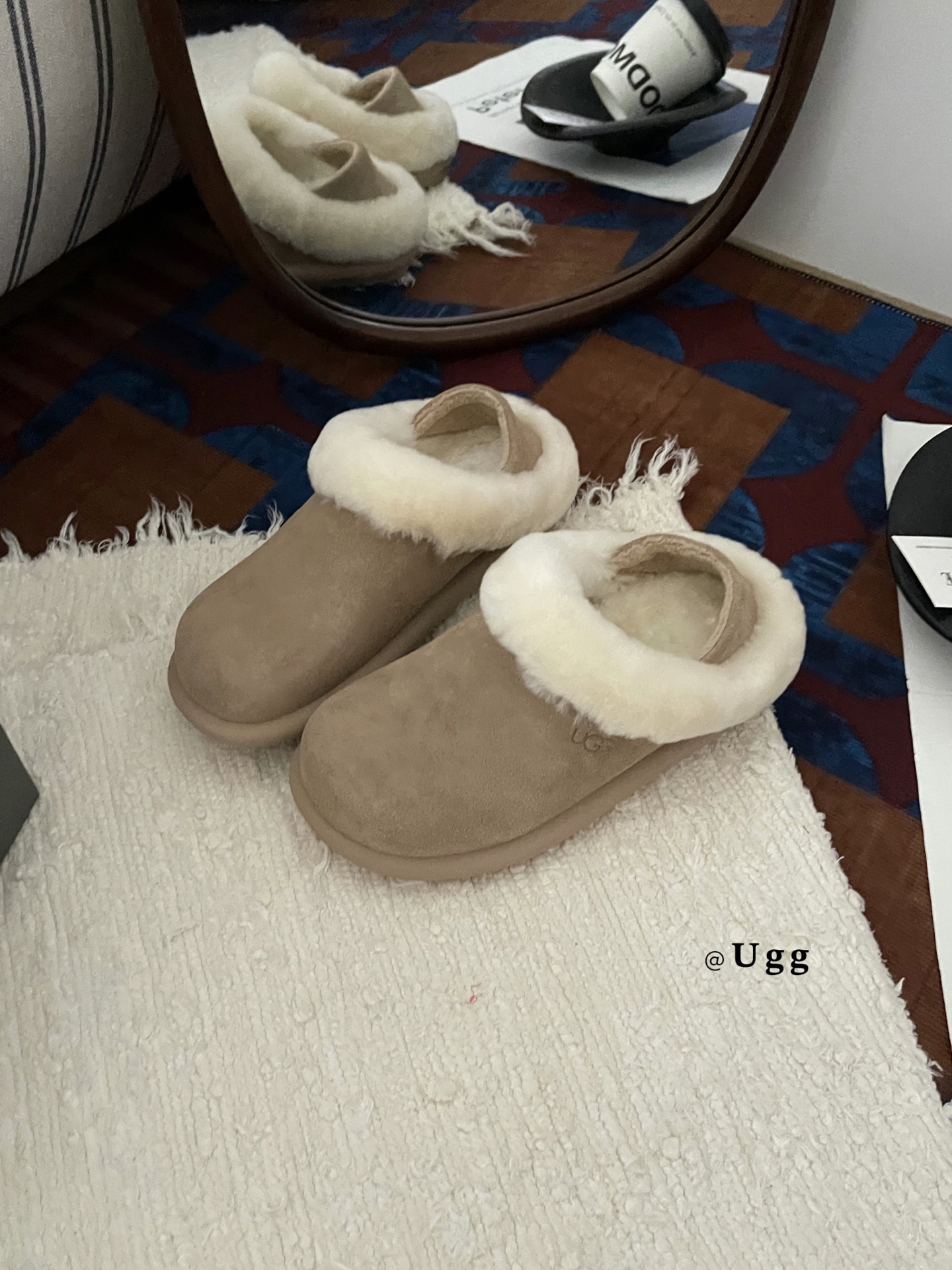 UGG1 羊毛口两穿士豆鞋
冬季新款拖鞋外穿厚底全包，让你的脚丫子整个冬天都暖洋洋的！
简约的设计百搭任