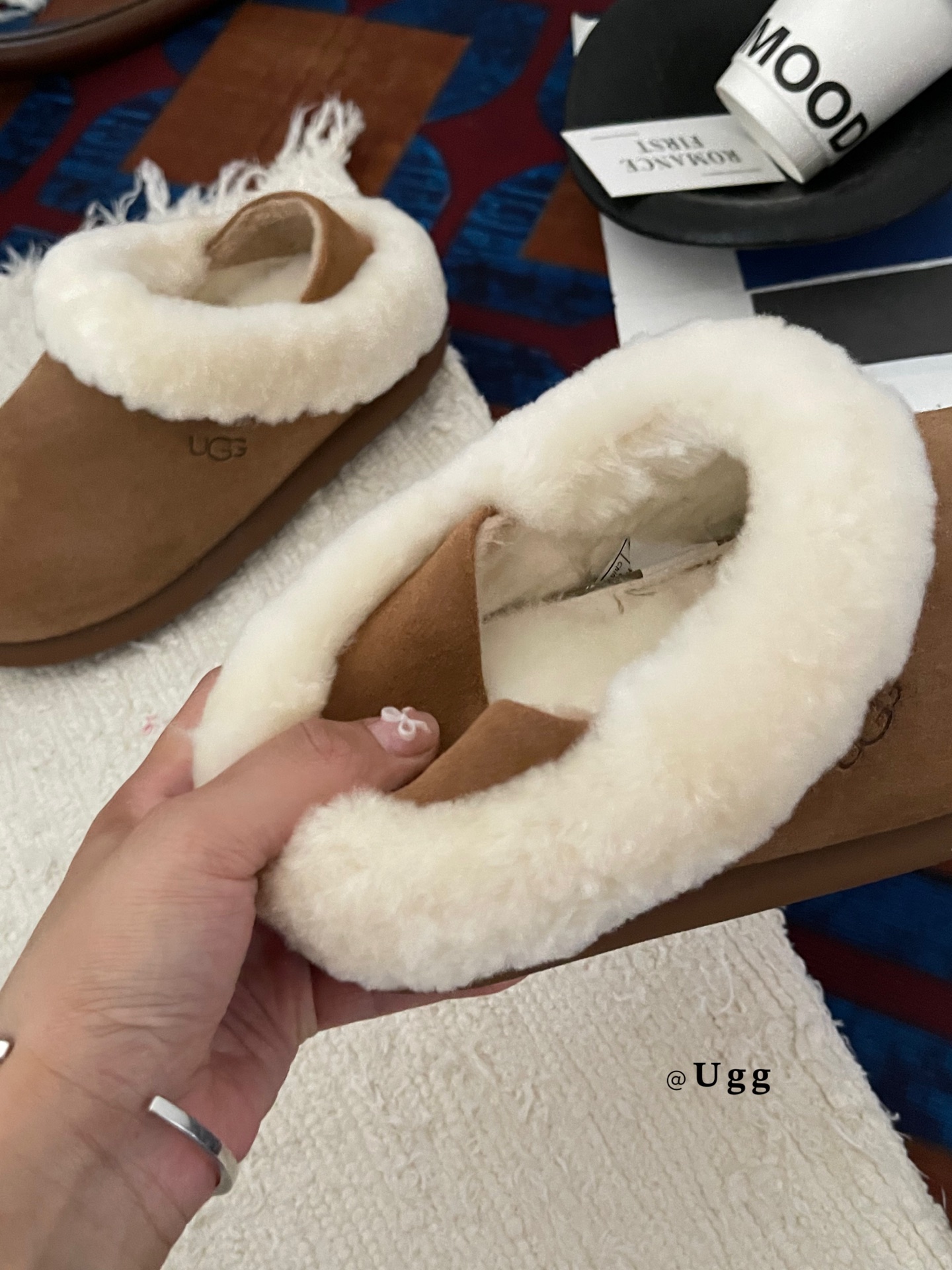 UGG1 羊毛口两穿士豆鞋
冬季新款拖鞋外穿厚底全包，让你的脚丫子整个冬天都暖洋洋的！
简约的设计百搭任