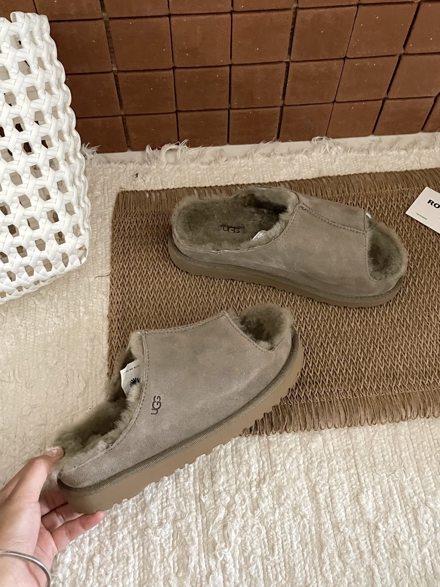 UGG1波特舒芙蕾休闲一字拖
你可以永远相信肯豆的UGG穿
搭!！
女明星红毯后 chill 出街 lo