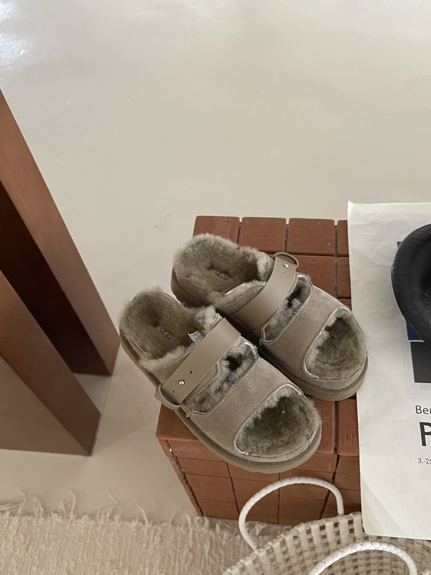 UGG I波特舒芙蕾二字拖搭扣款
你可以永远相信肯豆的UGG穿
搭!
女明星红毯后 chill 出街 l