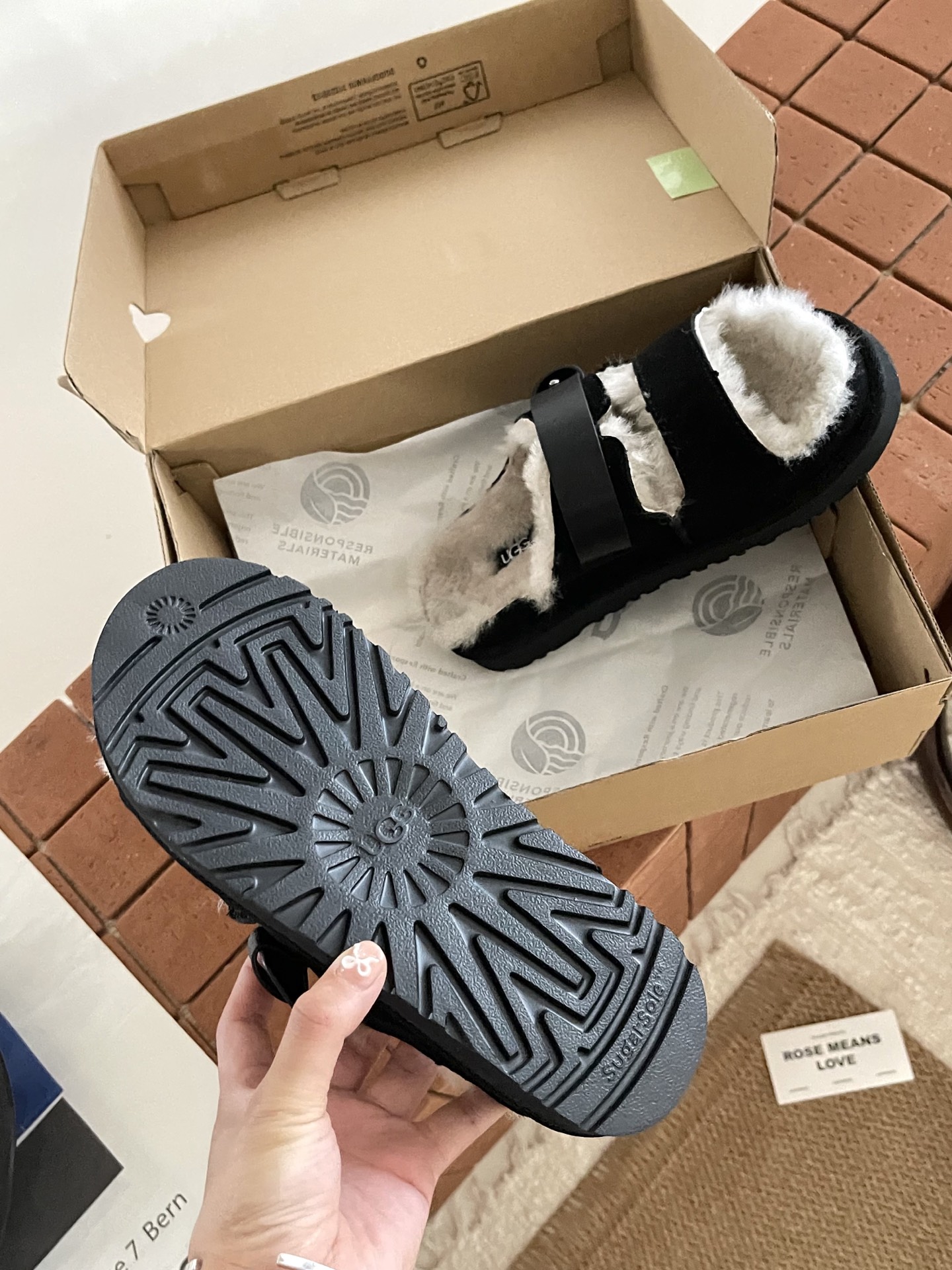 UGG I波特舒芙蕾二字拖搭扣款
你可以永远相信肯豆的UGG穿
搭!
女明星红毯后 chill 出街 l