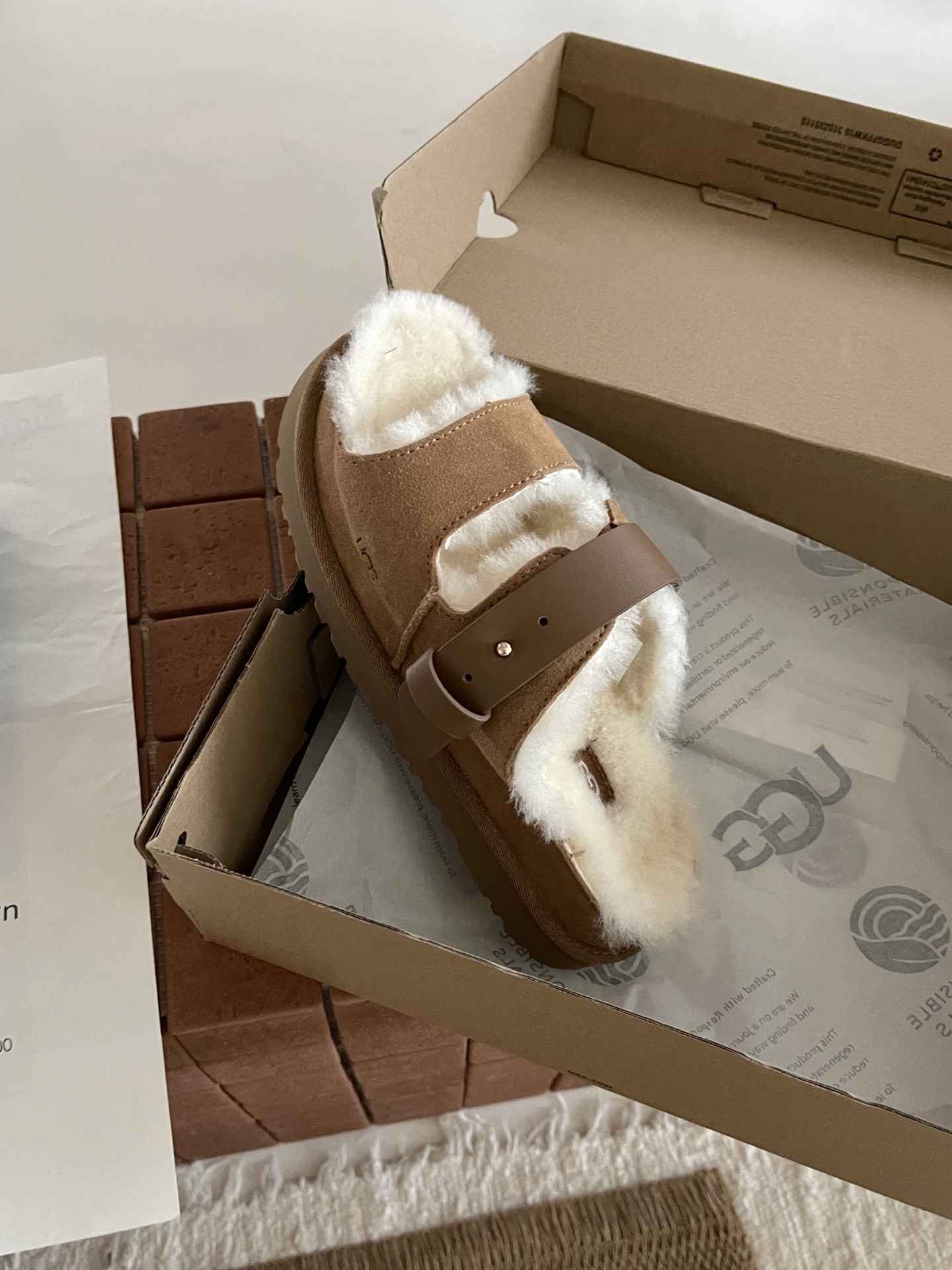 UGG I波特舒芙蕾二字拖搭扣款
你可以永远相信肯豆的UGG穿
搭!
女明星红毯后 chill 出街 l