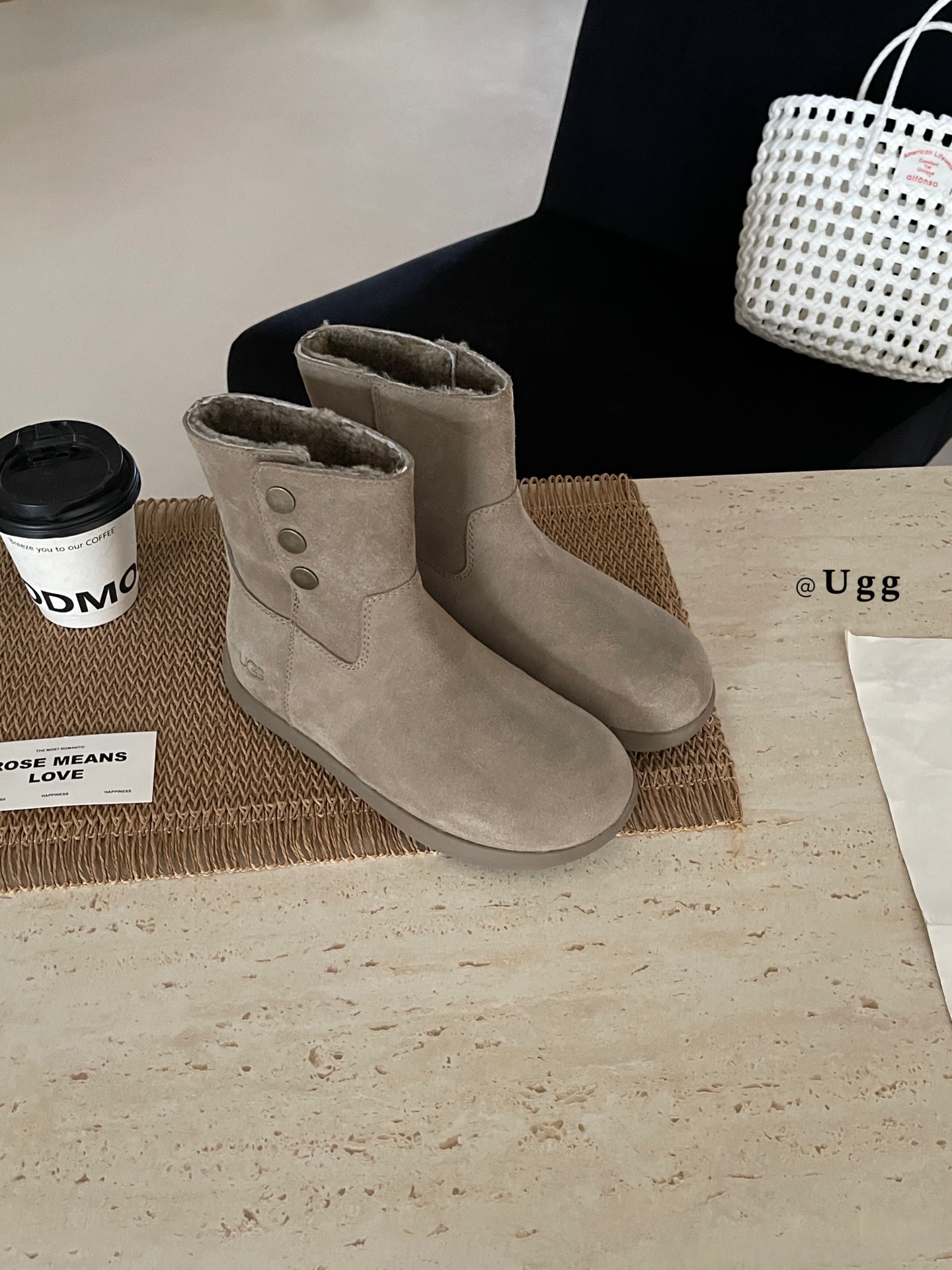 UGG 3扣韩系小靴
冬天染韩里韩气的雪地靴
这双！冬天！焊在！脚上！
真的炒百搭！配上堆堆袜氛围感
拉