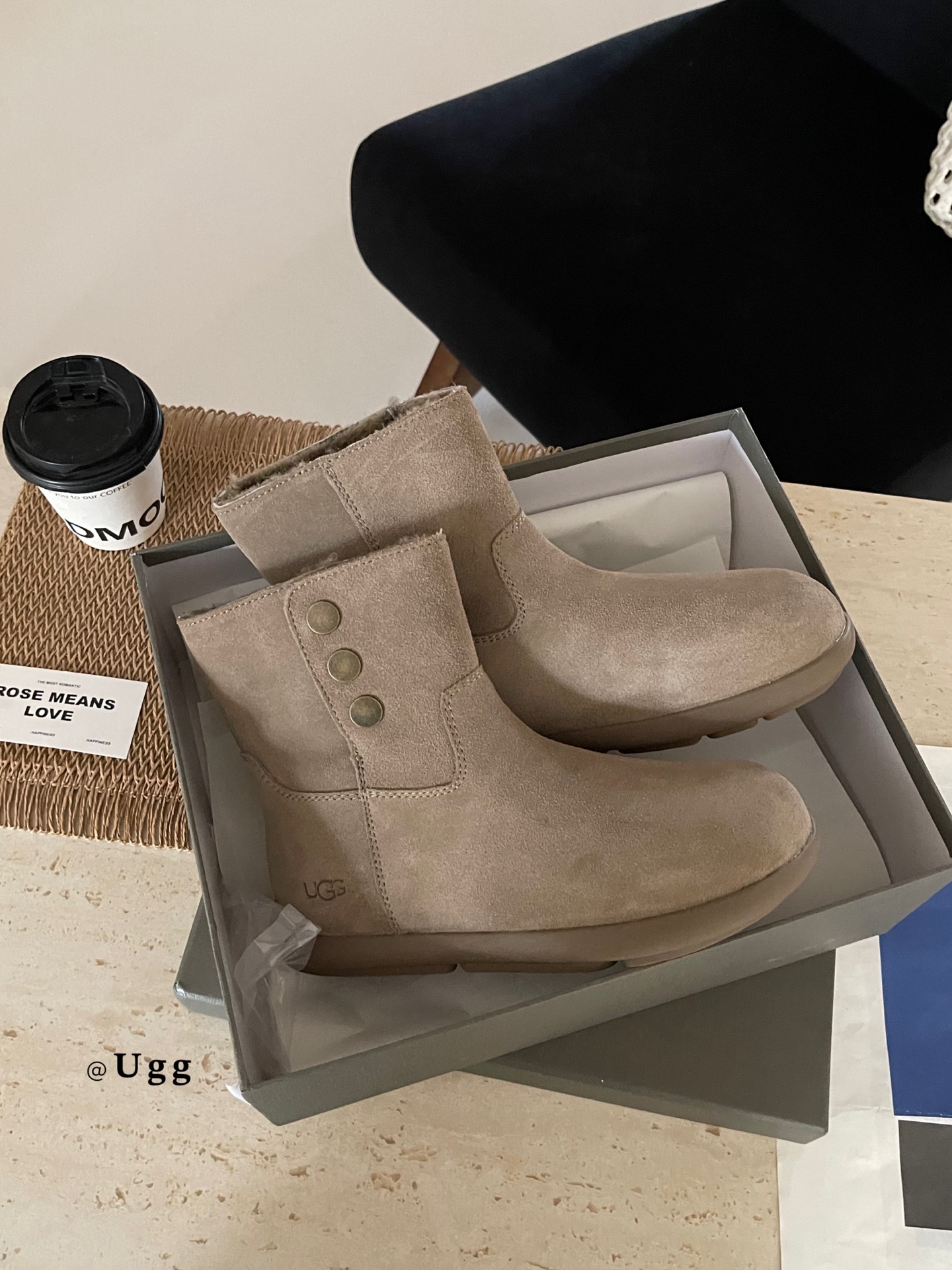 UGG 3扣韩系小靴
冬天染韩里韩气的雪地靴
这双！冬天！焊在！脚上！
真的炒百搭！配上堆堆袜氛围感
拉